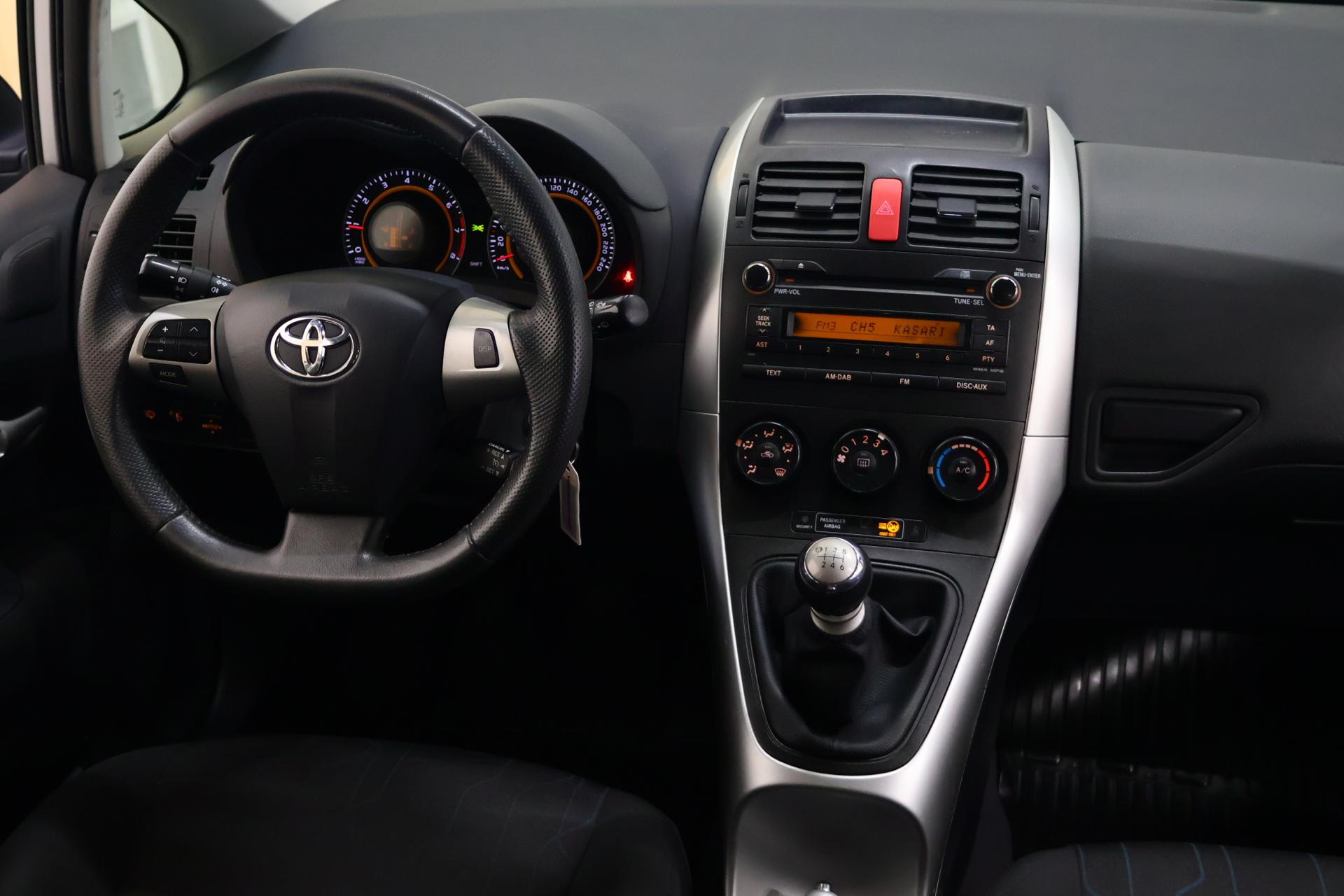 TOYOTA Auris 2011