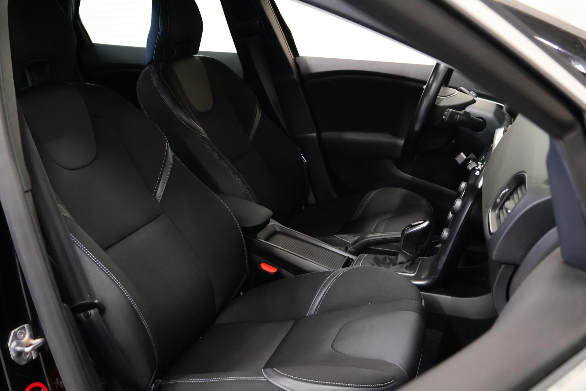 VOLVO V40 2015