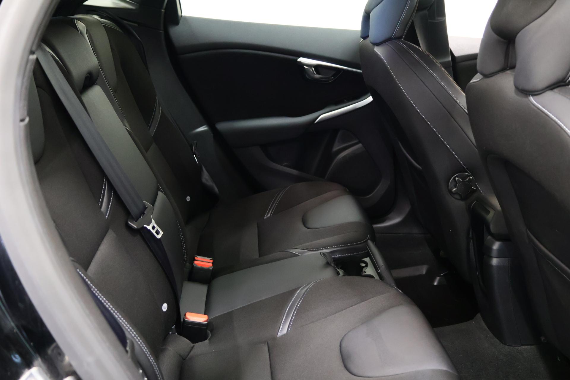 VOLVO V40 2015