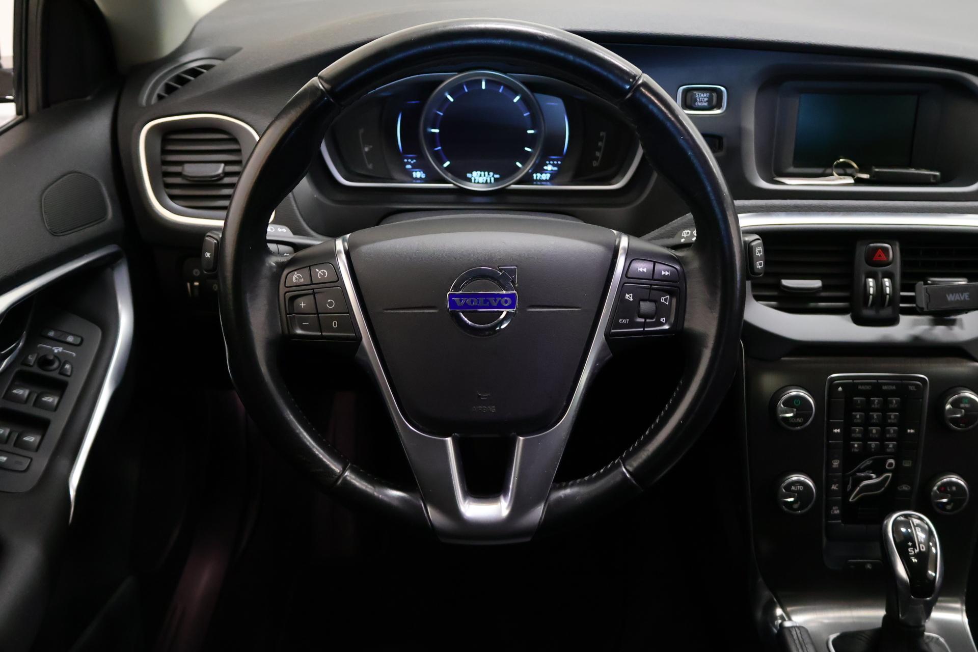 VOLVO V40 2015