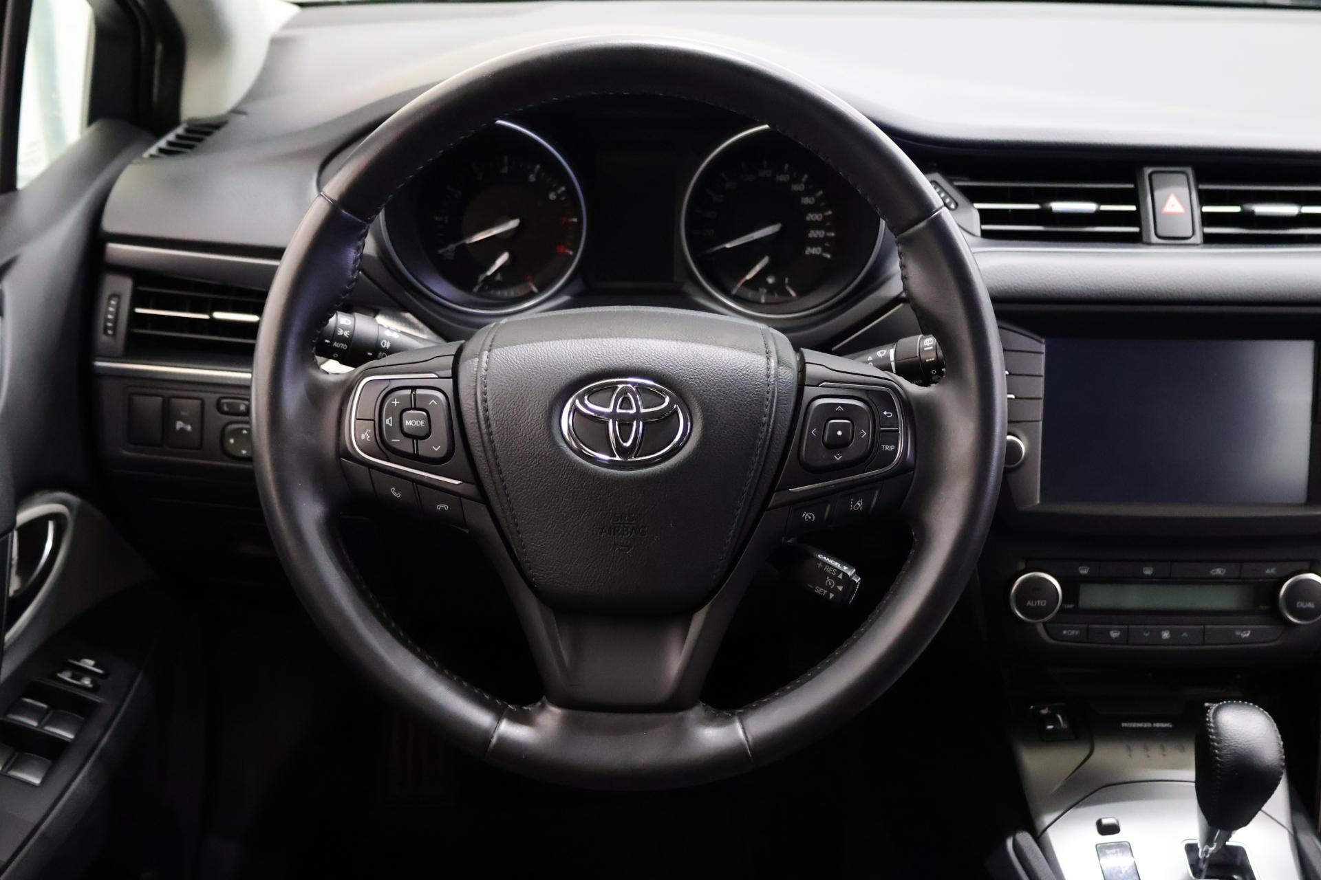 TOYOTA Avensis 2016
