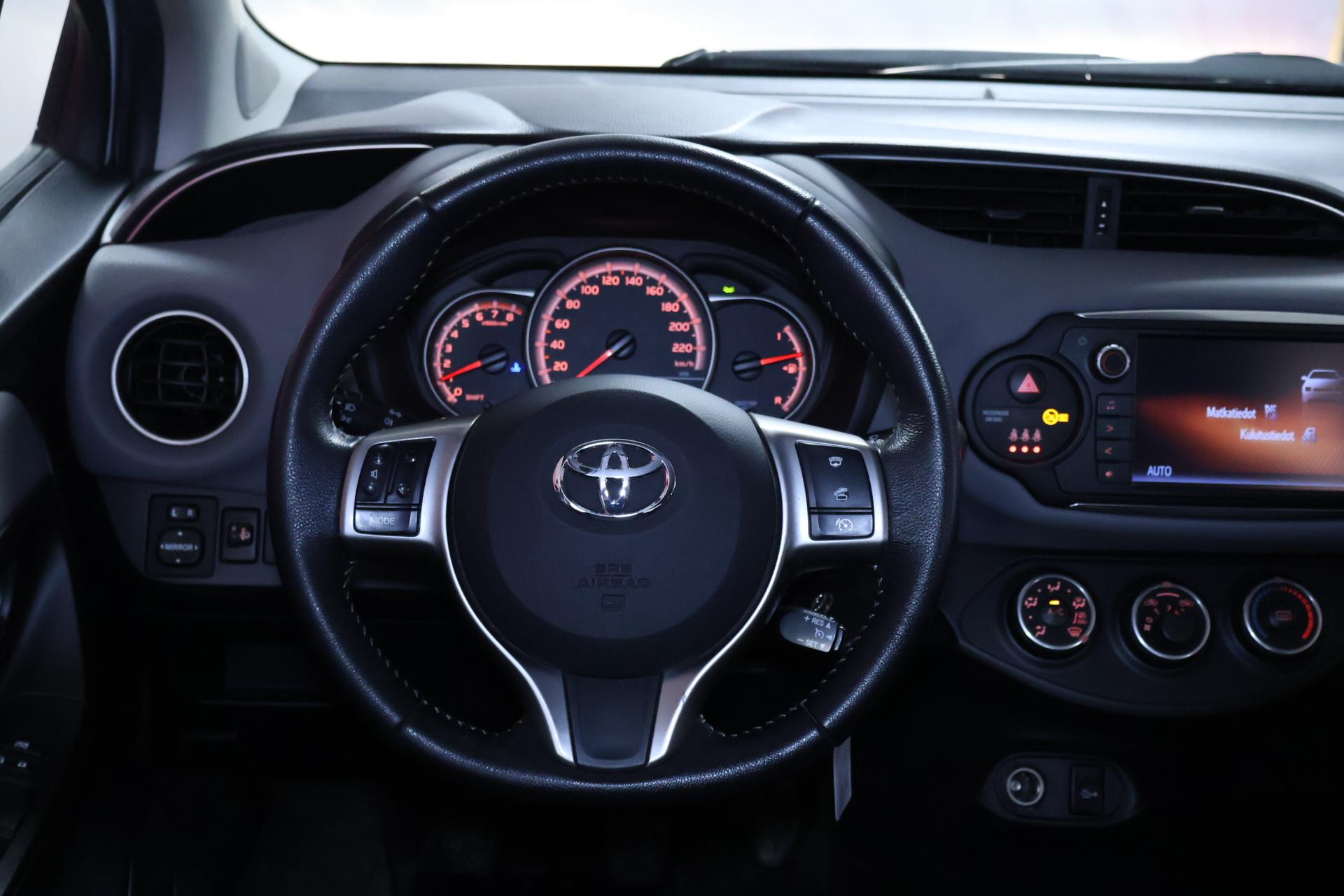 TOYOTA Yaris 2016