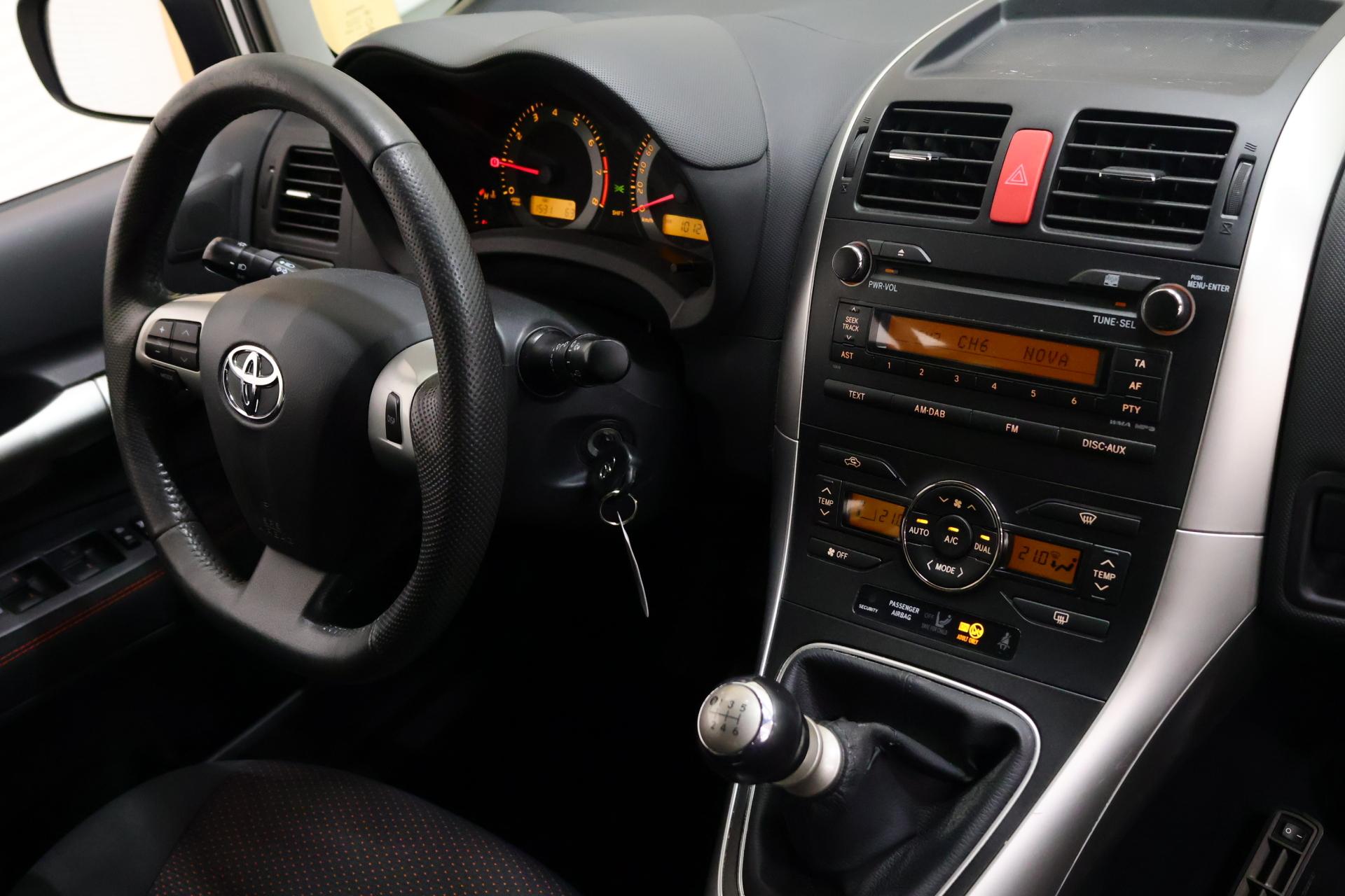 TOYOTA Auris 11