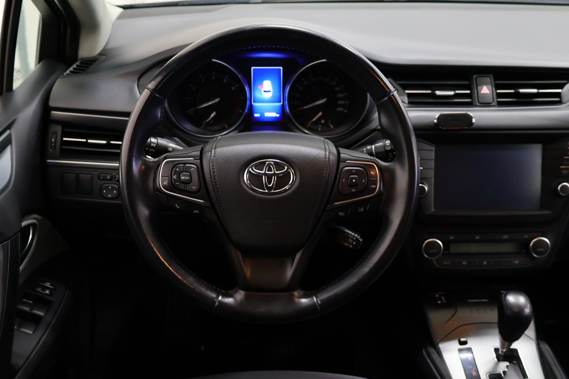 TOYOTA Avensis 2015