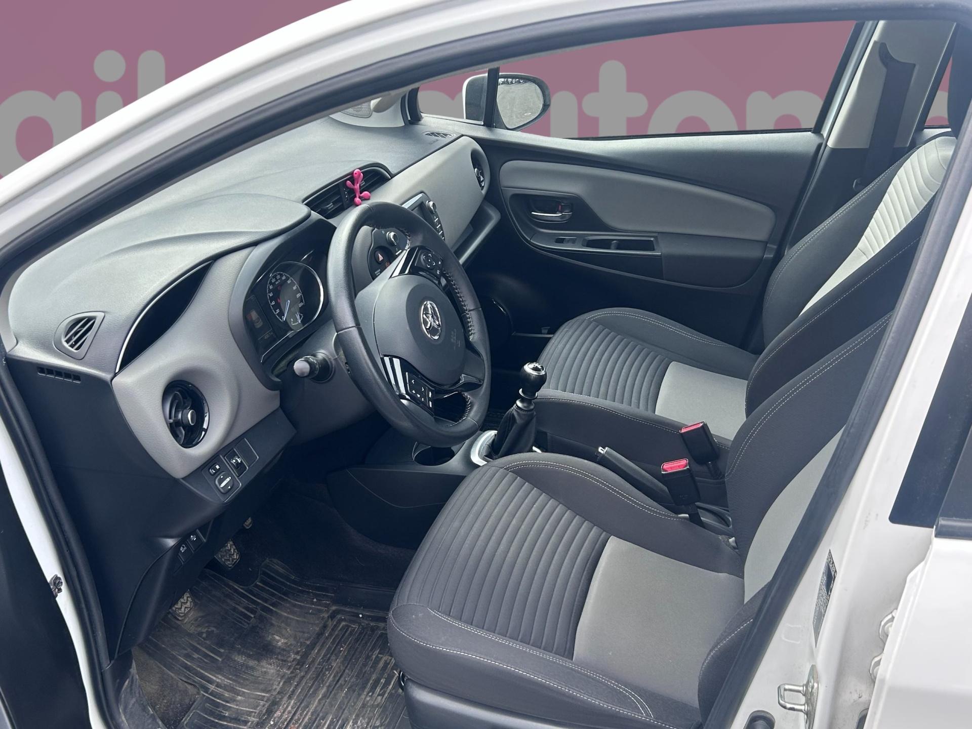 TOYOTA Yaris 2017