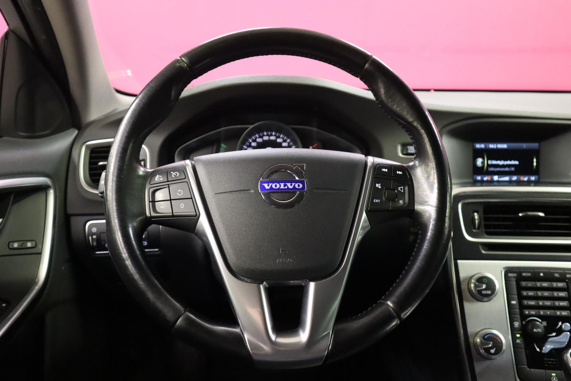 VOLVO V60 2015