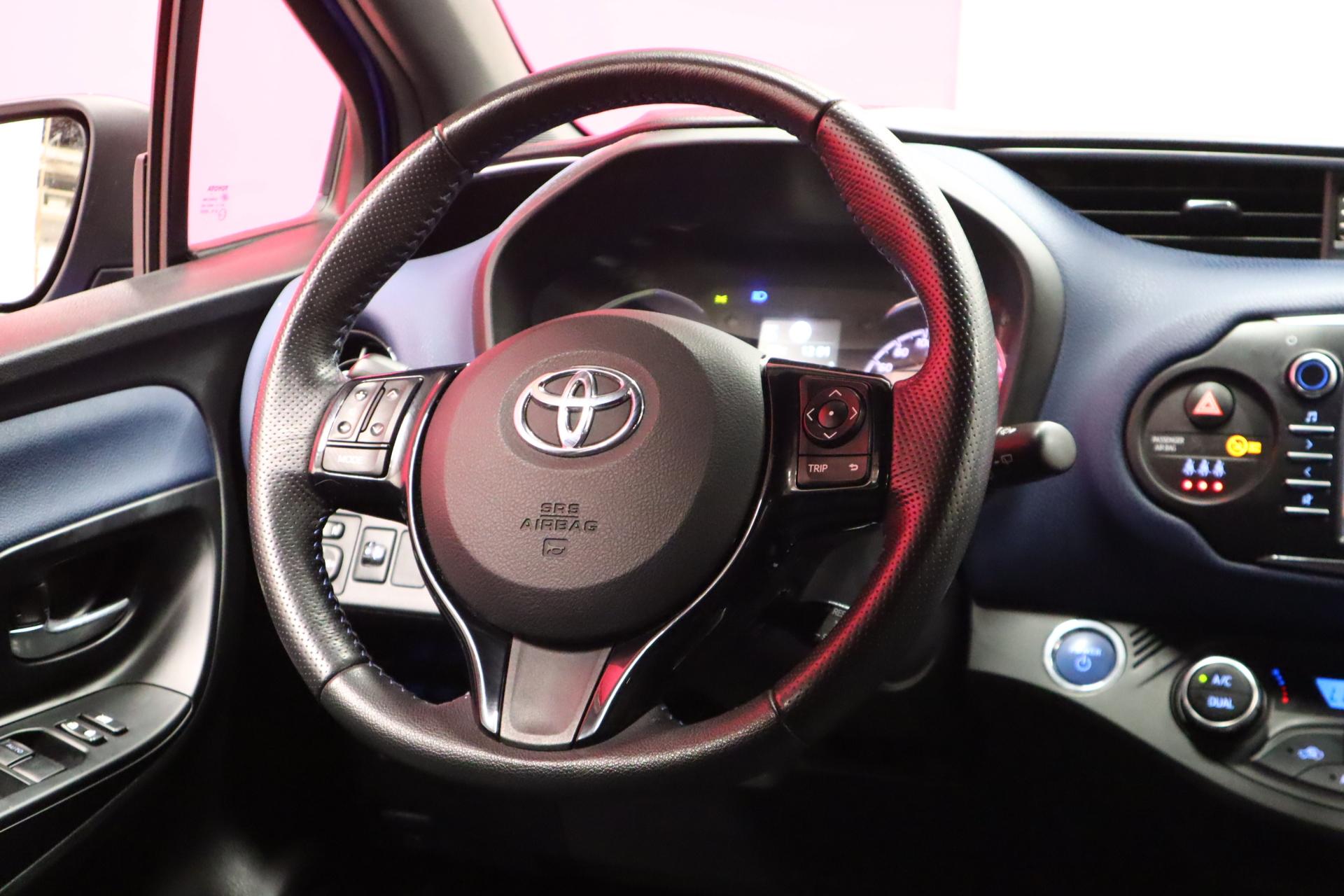 TOYOTA Yaris 2017