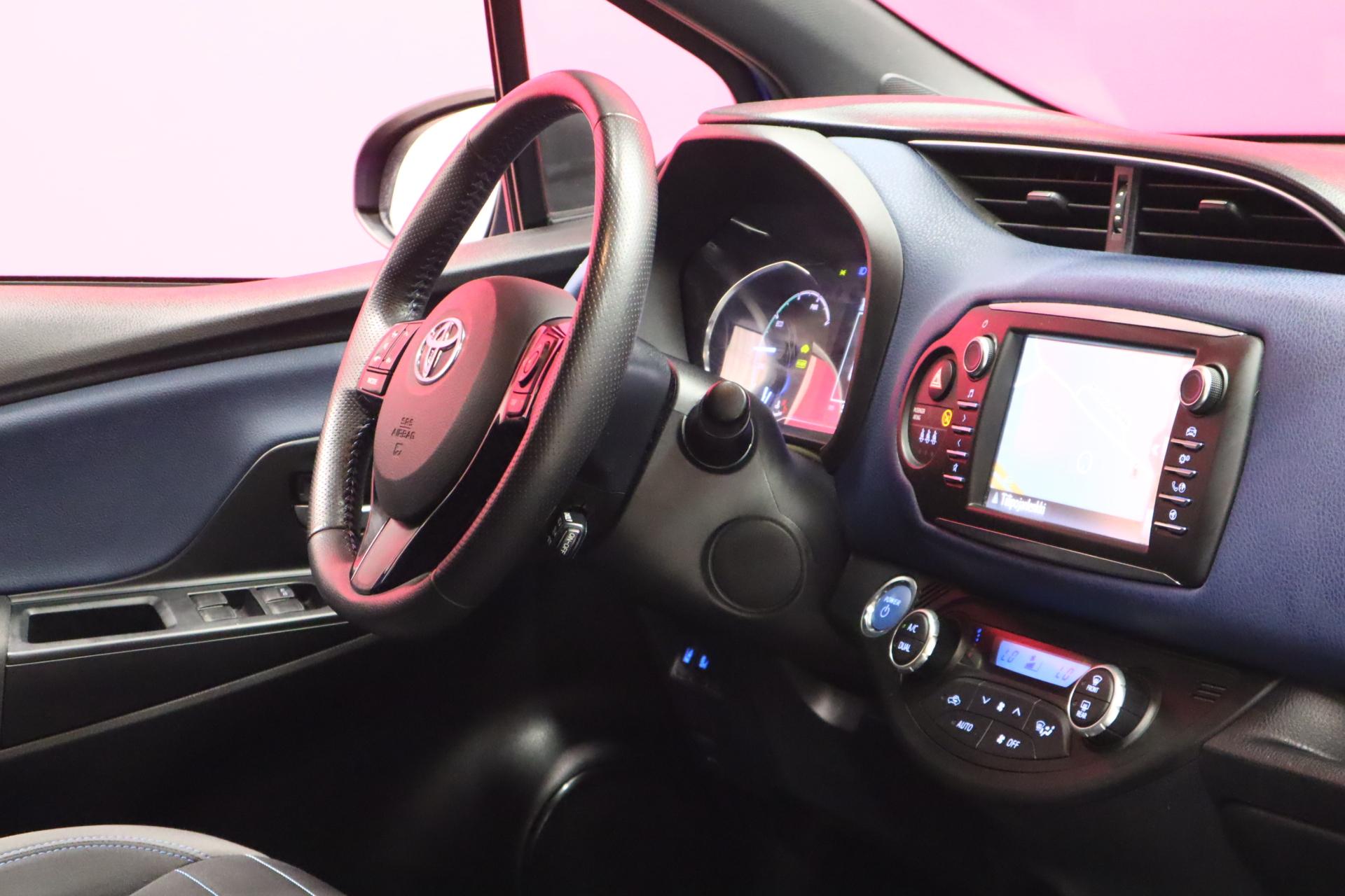 TOYOTA Yaris 2017
