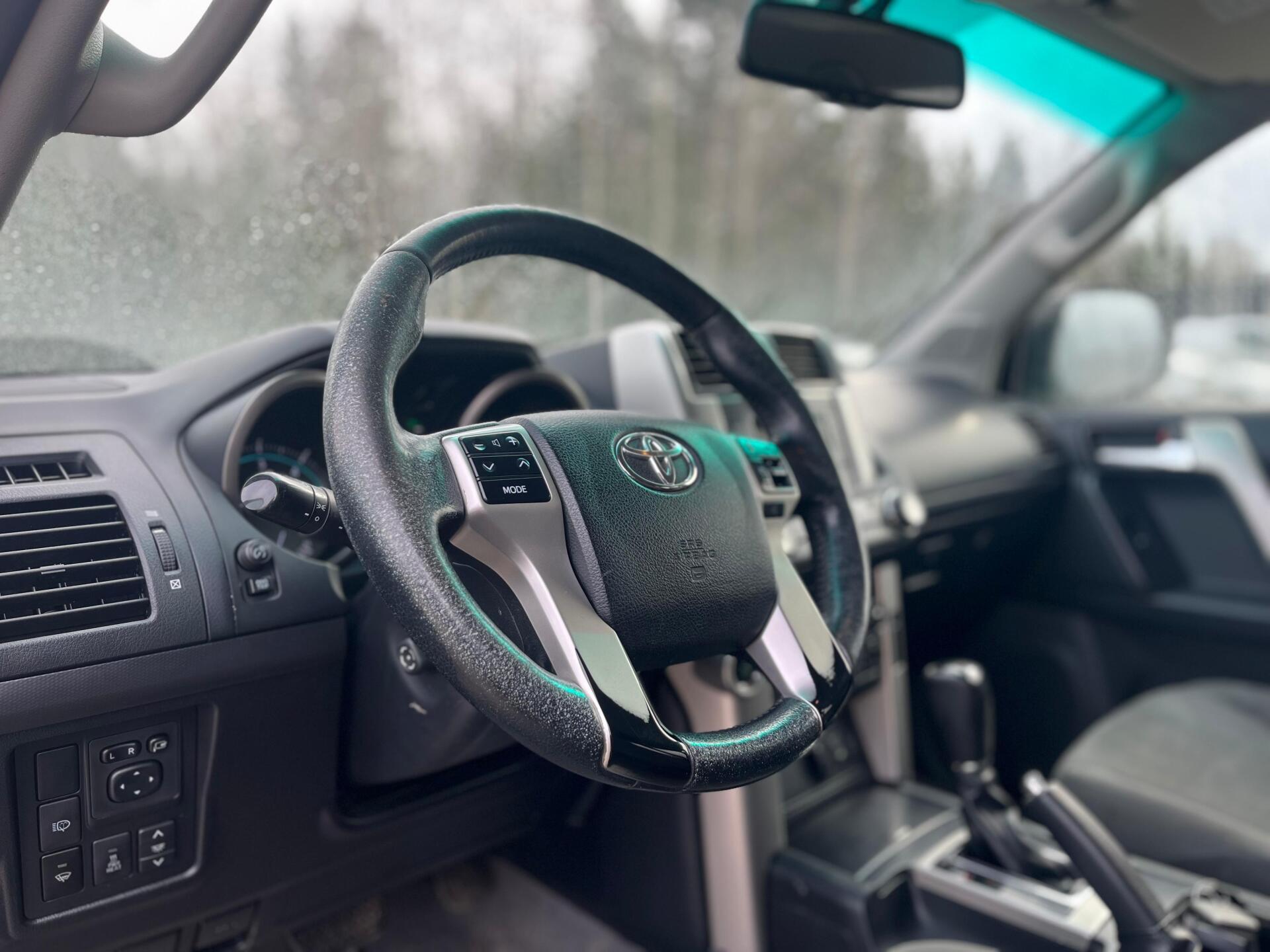 TOYOTA Land Cruiser 2011