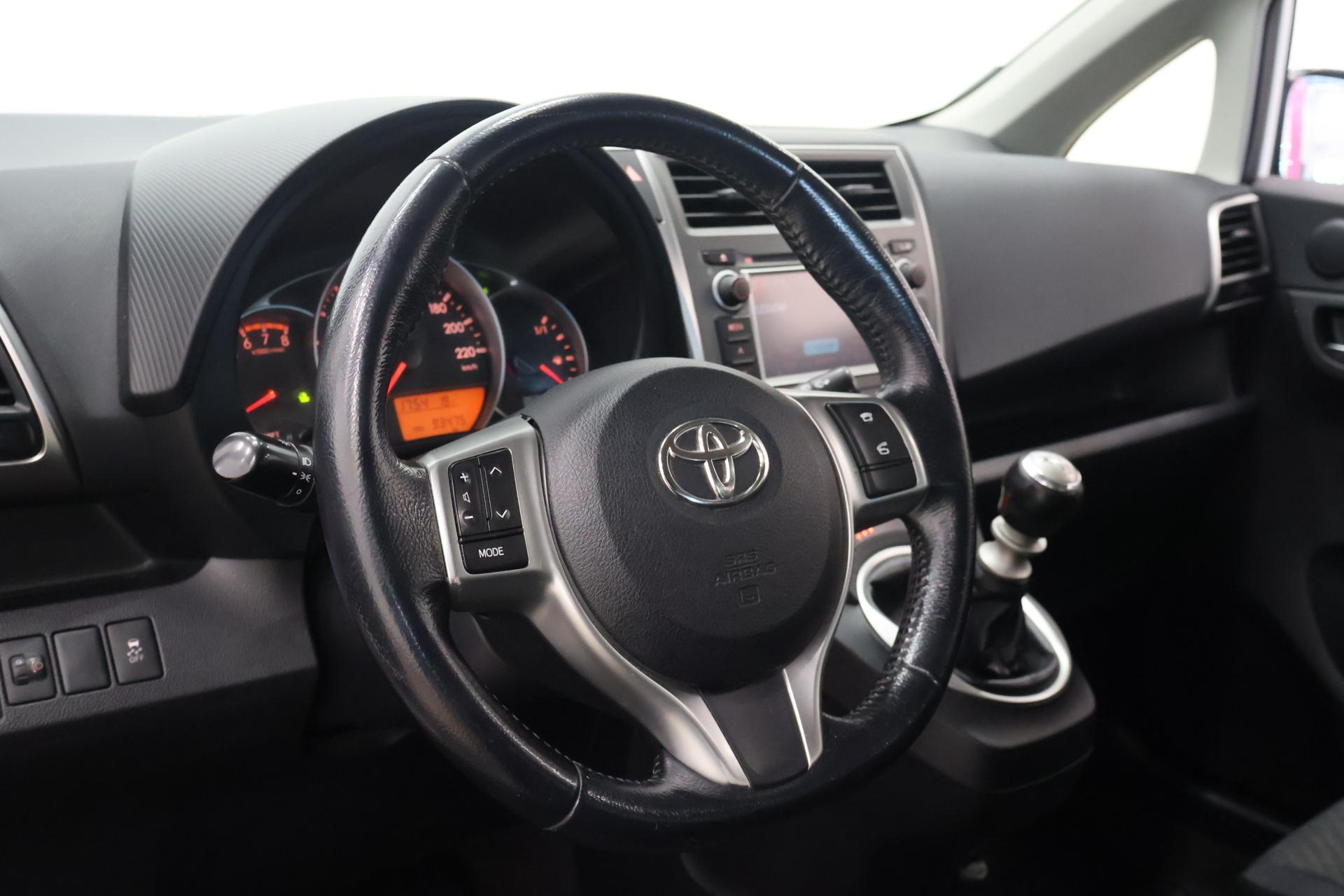 TOYOTA Verso-S 2011