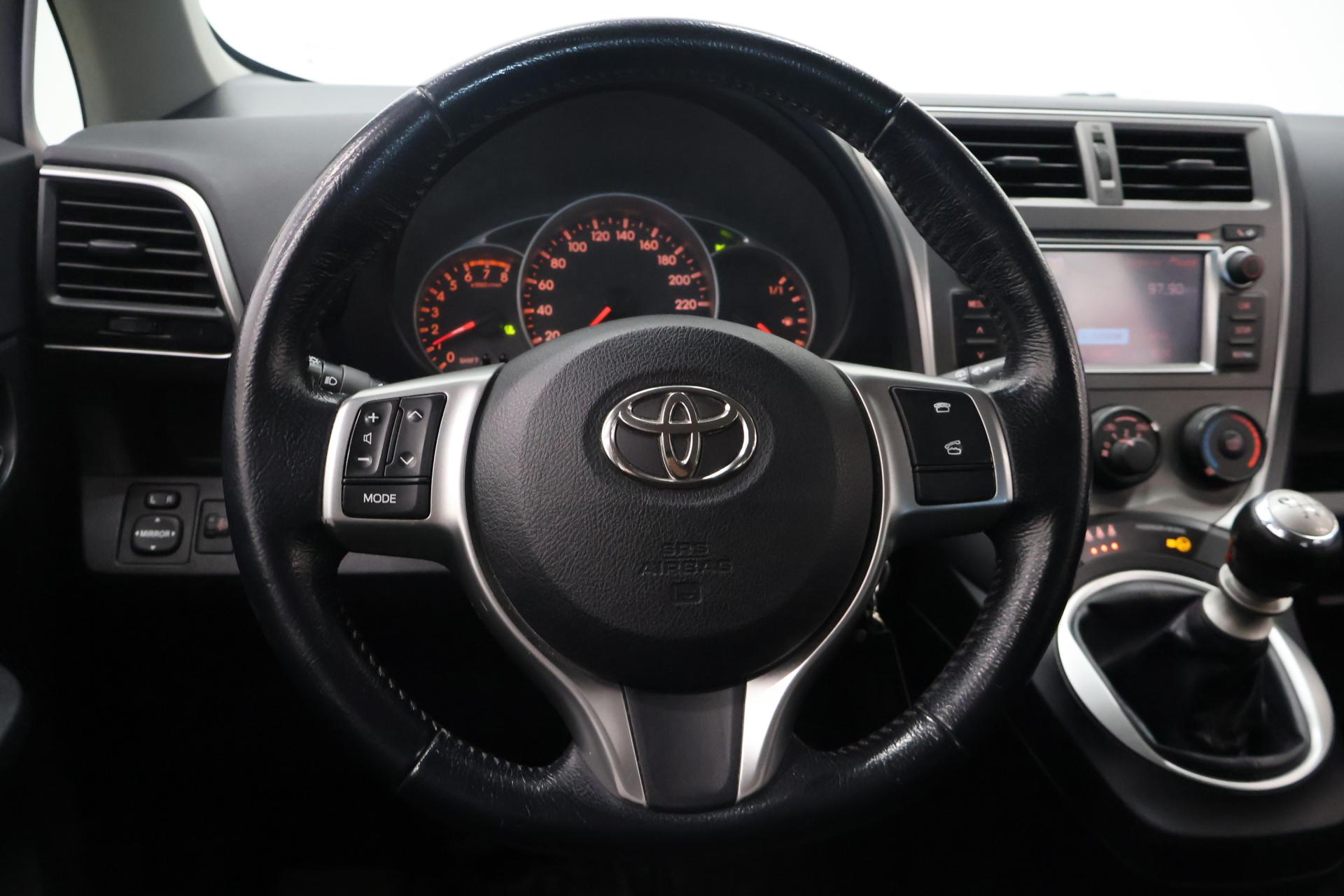 TOYOTA Verso-S 2011