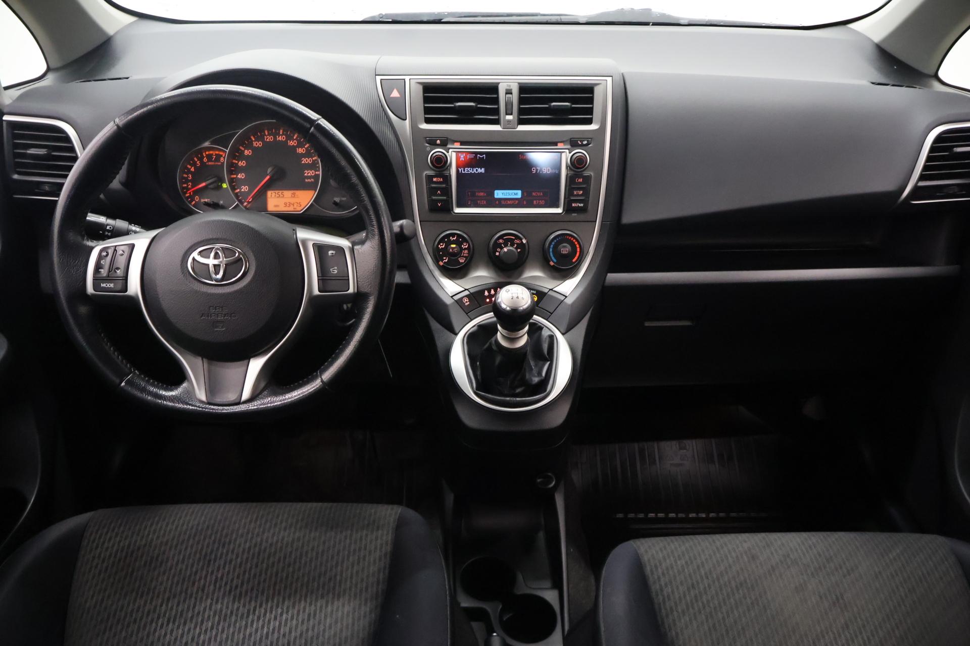 TOYOTA Verso-S 2011