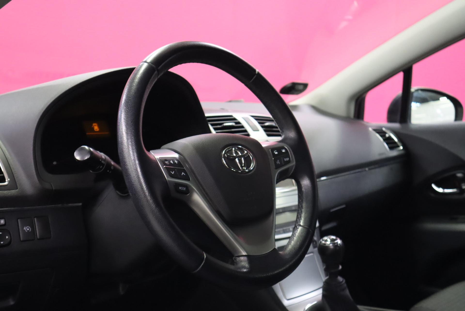 TOYOTA Avensis 2013