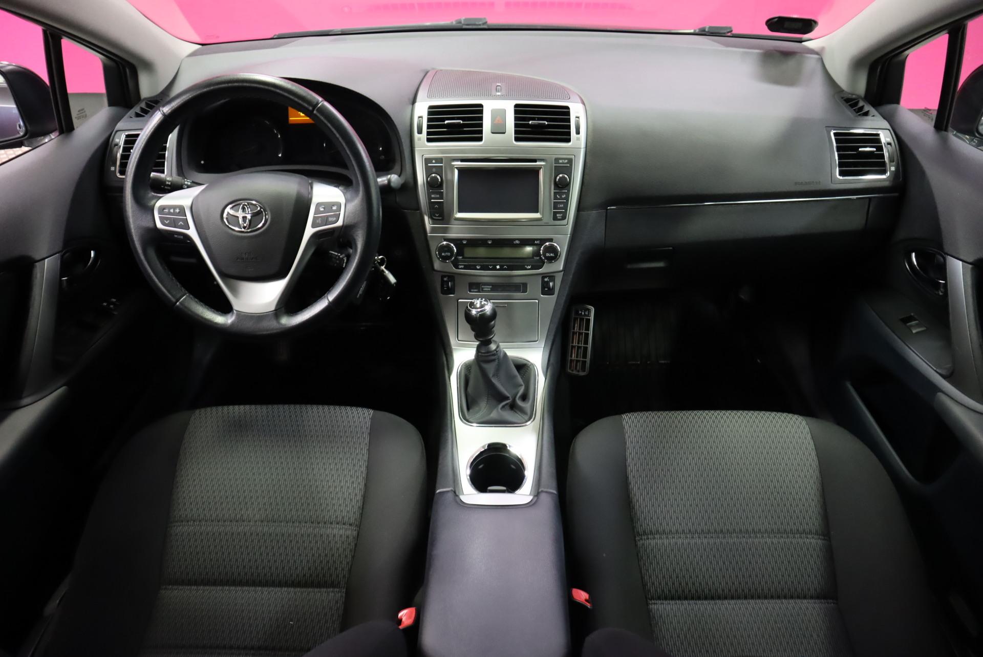 TOYOTA Avensis 2013