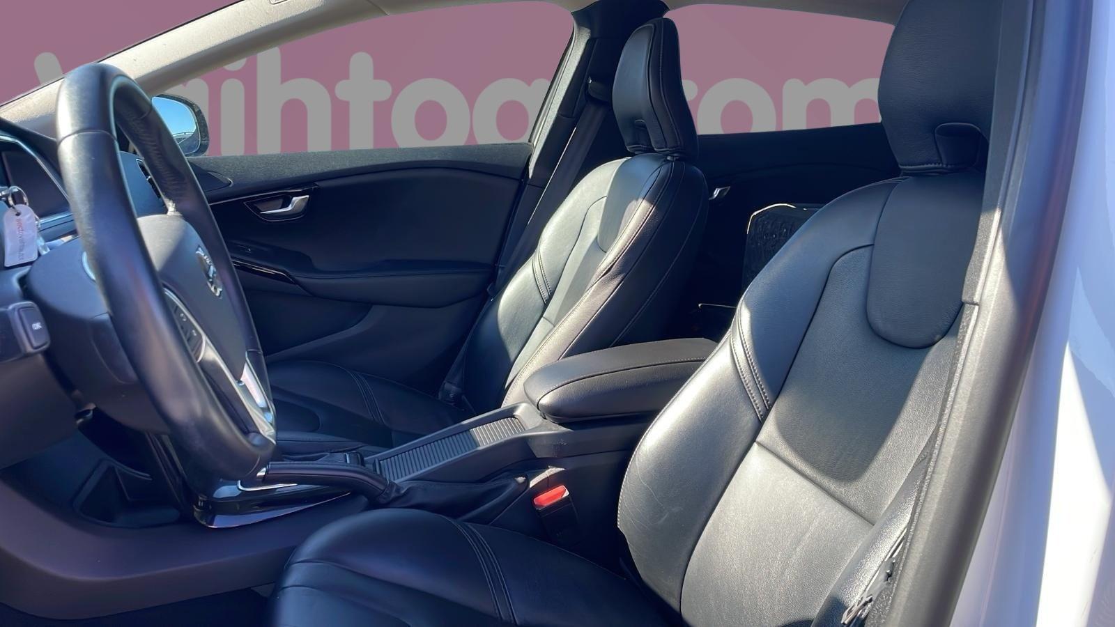 VOLVO V40 2019