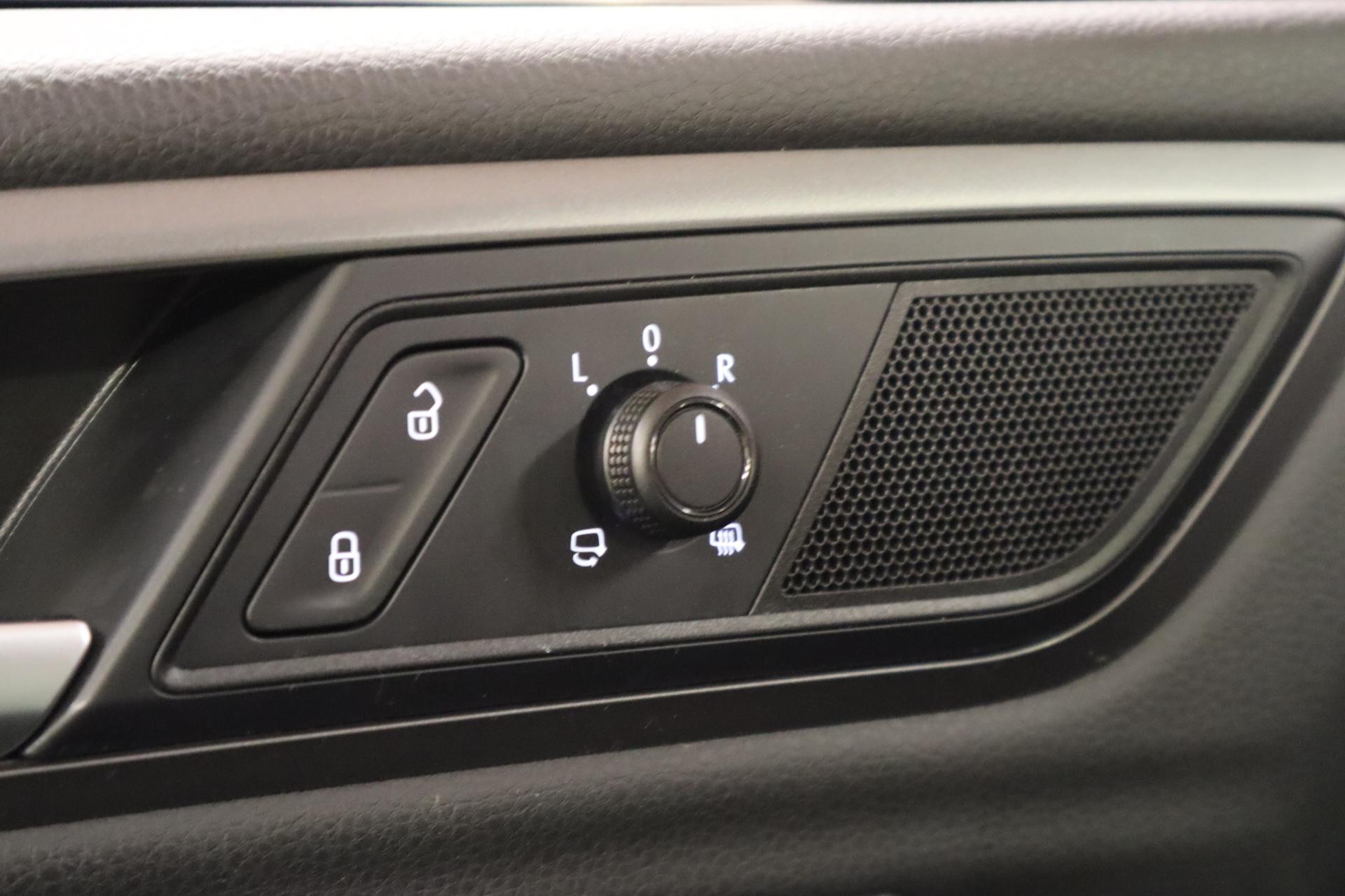 VOLKSWAGEN Golf Sportsvan 2015