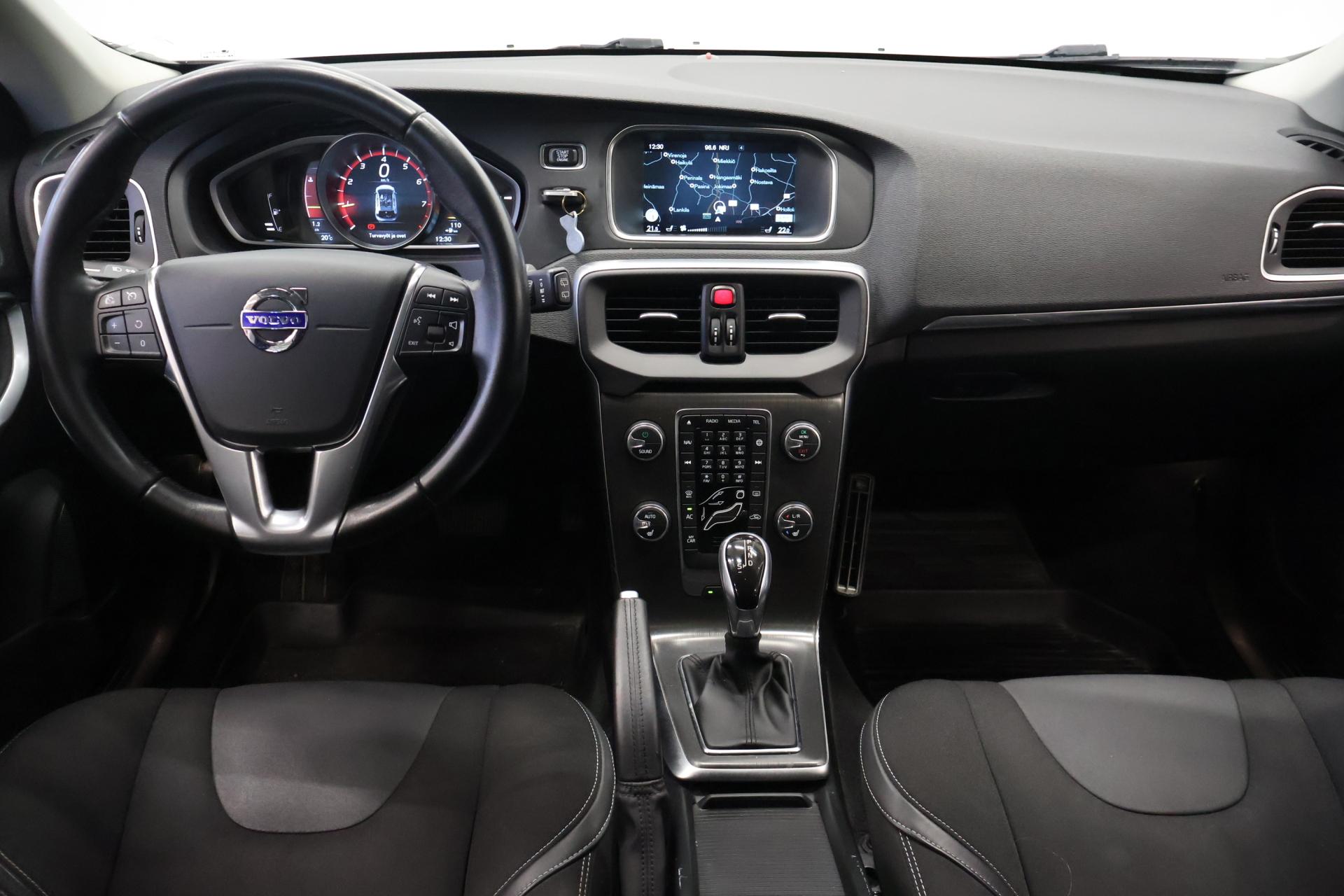 VOLVO V40 2016