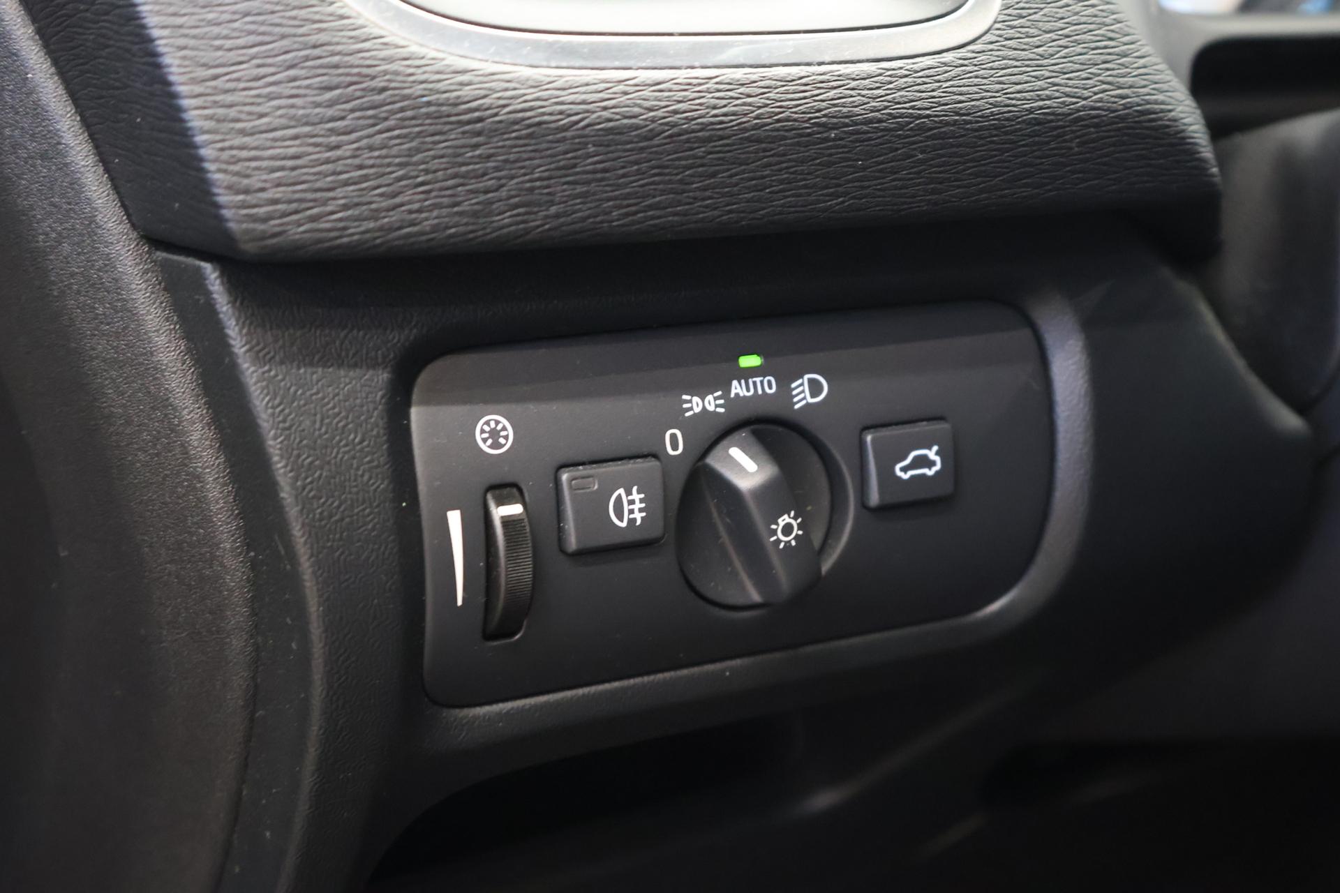 VOLVO V40 2016