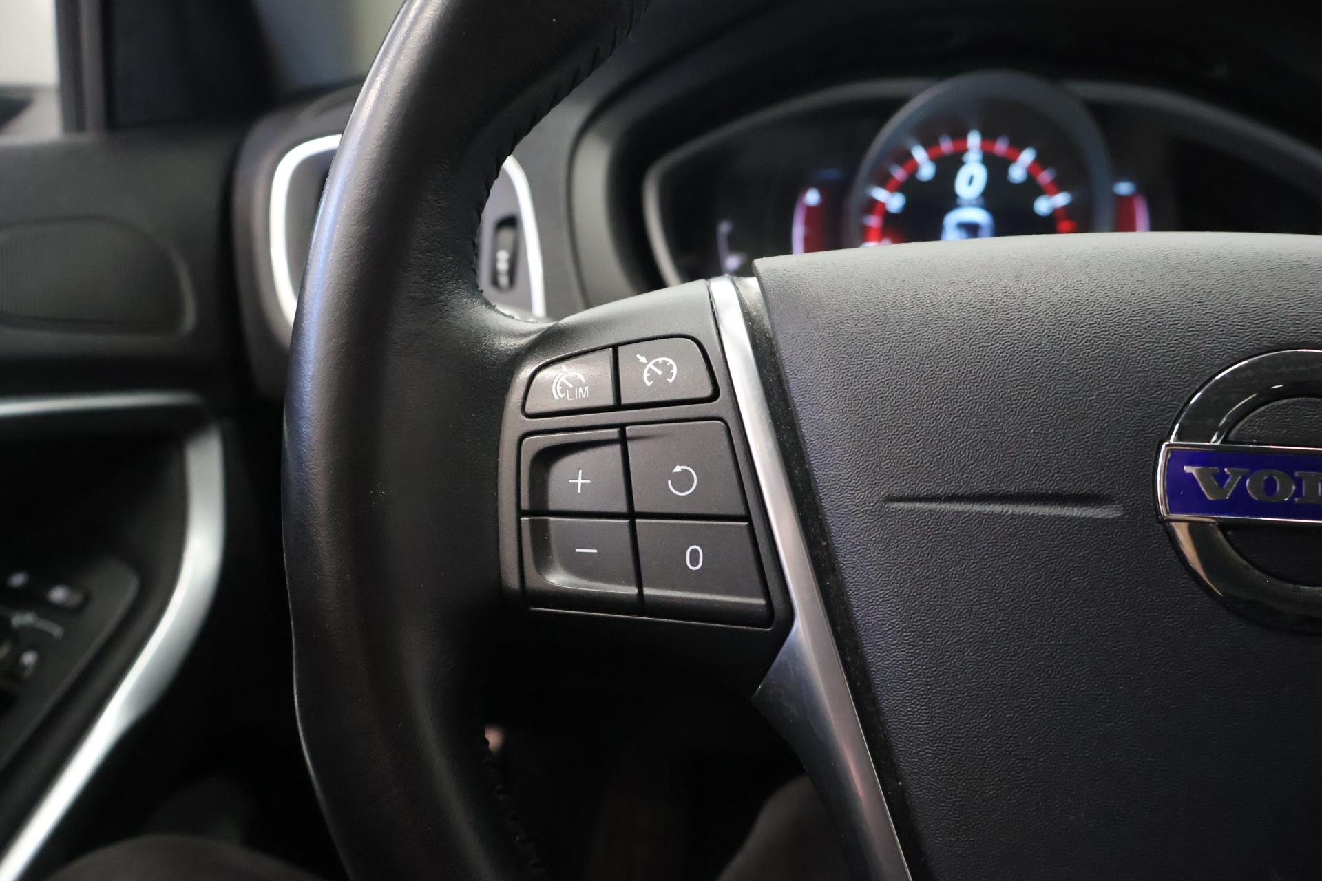 VOLVO V40 2016