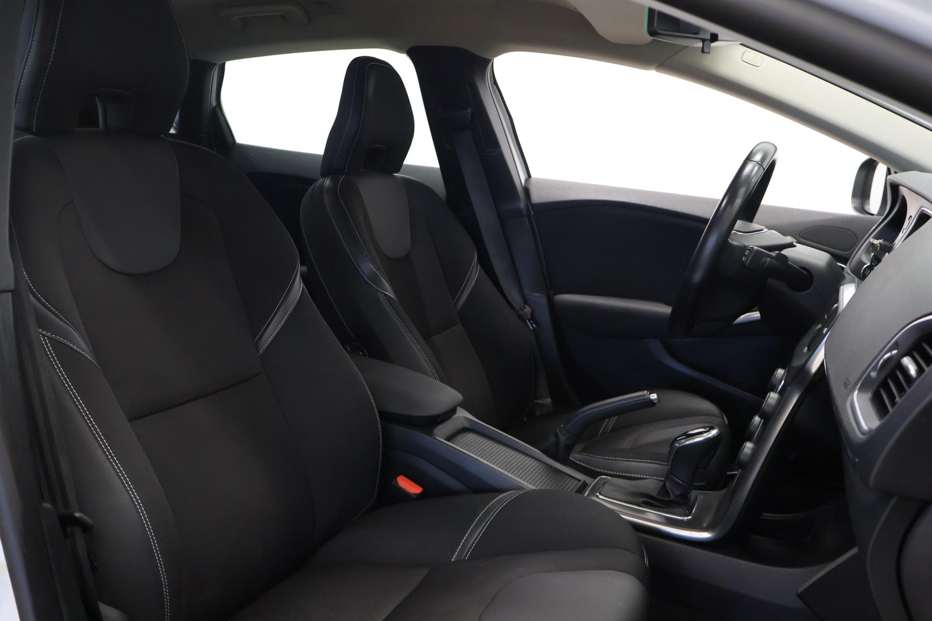 VOLVO V40 2016