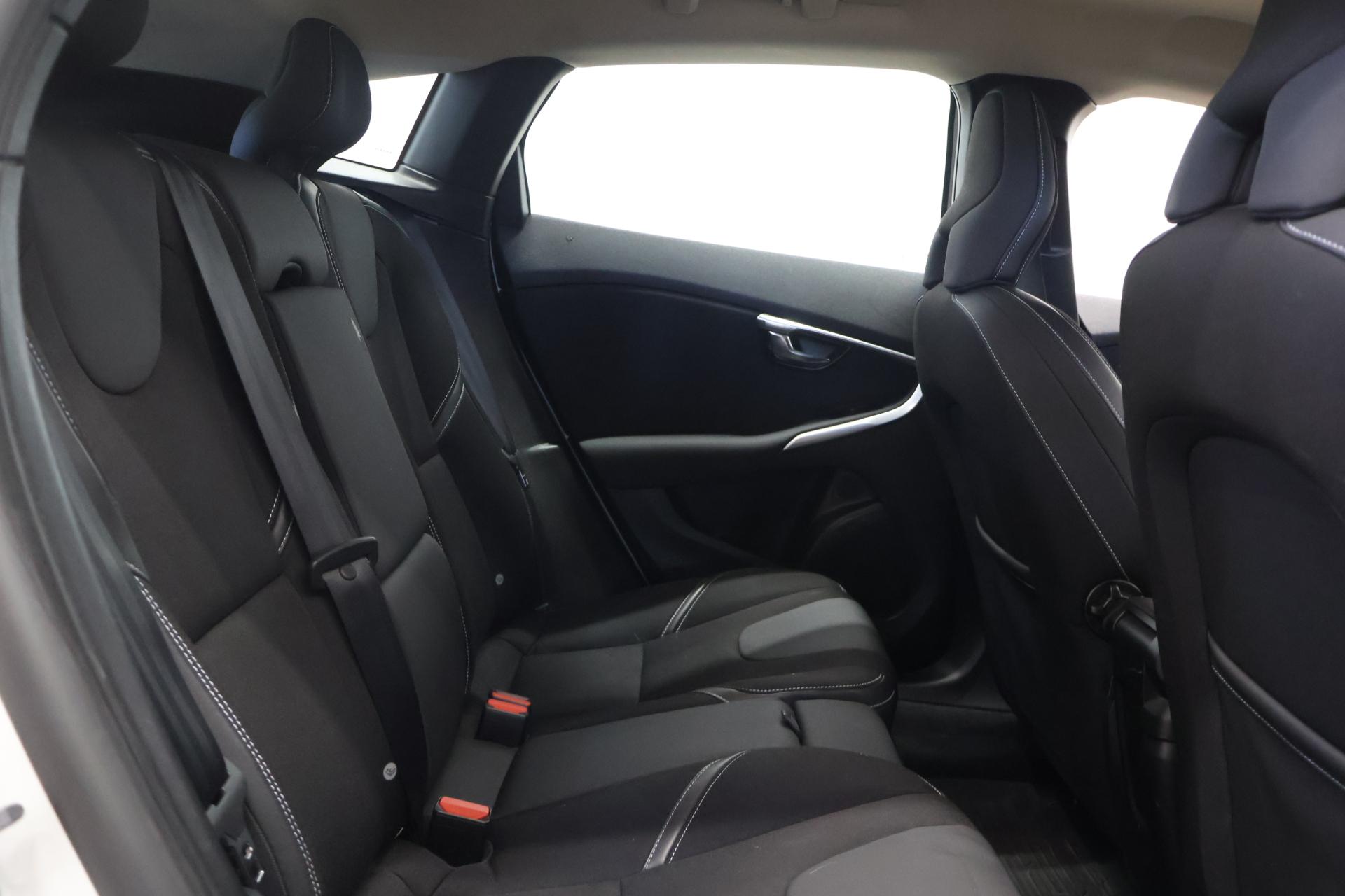 VOLVO V40 2016
