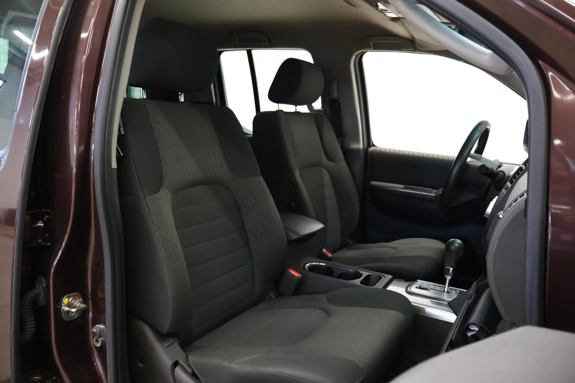 NISSAN Navara 2012