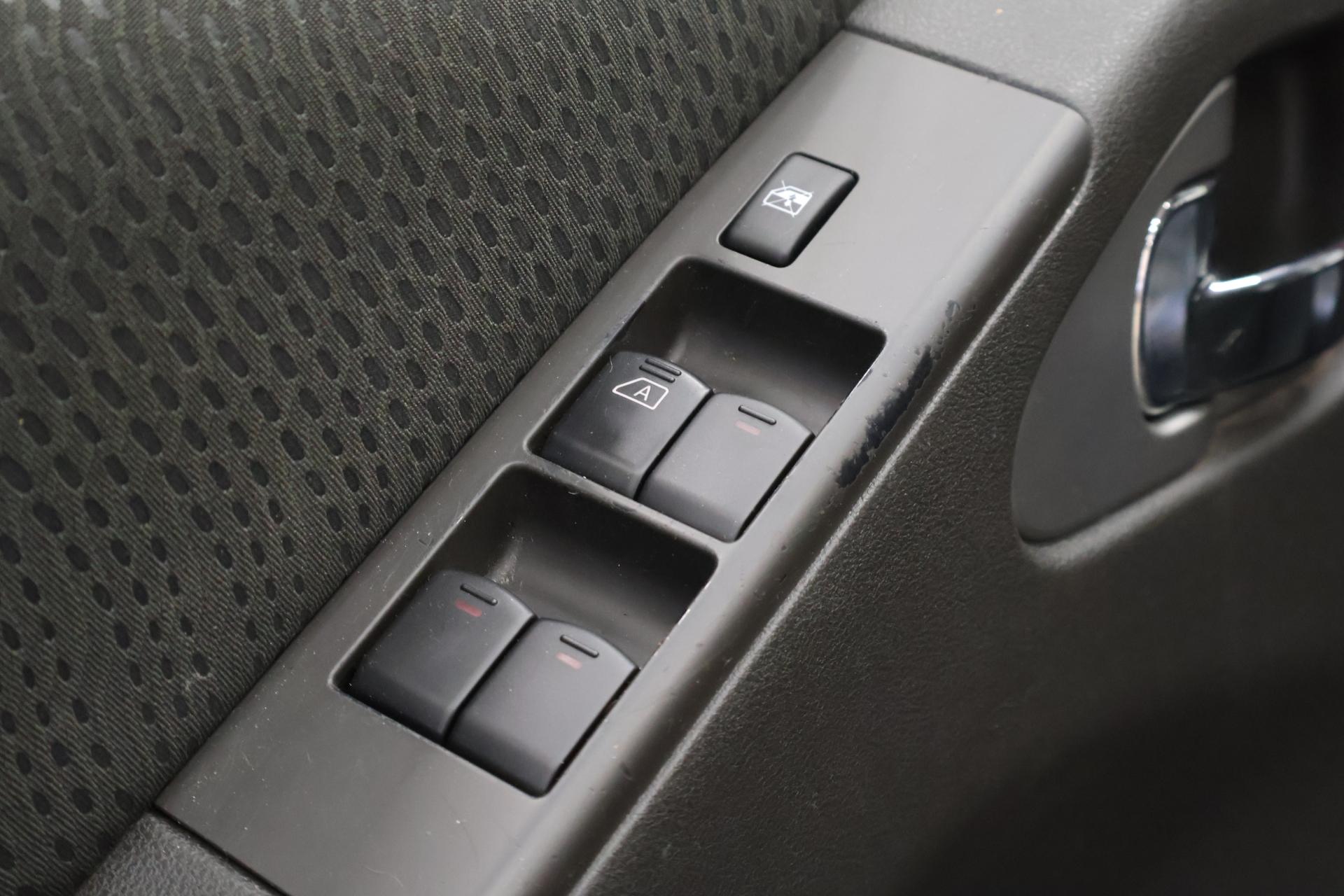 NISSAN Navara 2012