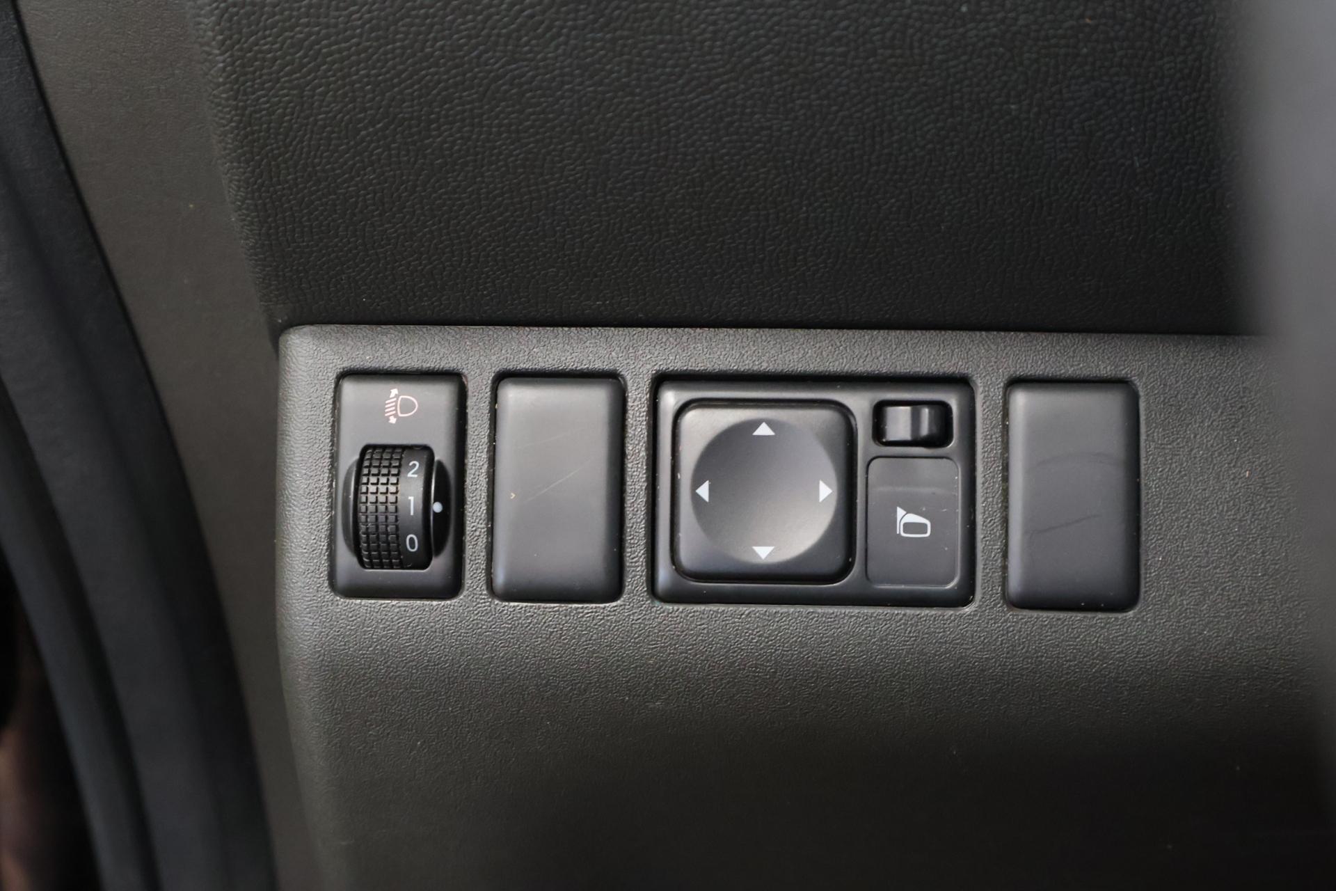 NISSAN Navara 2012