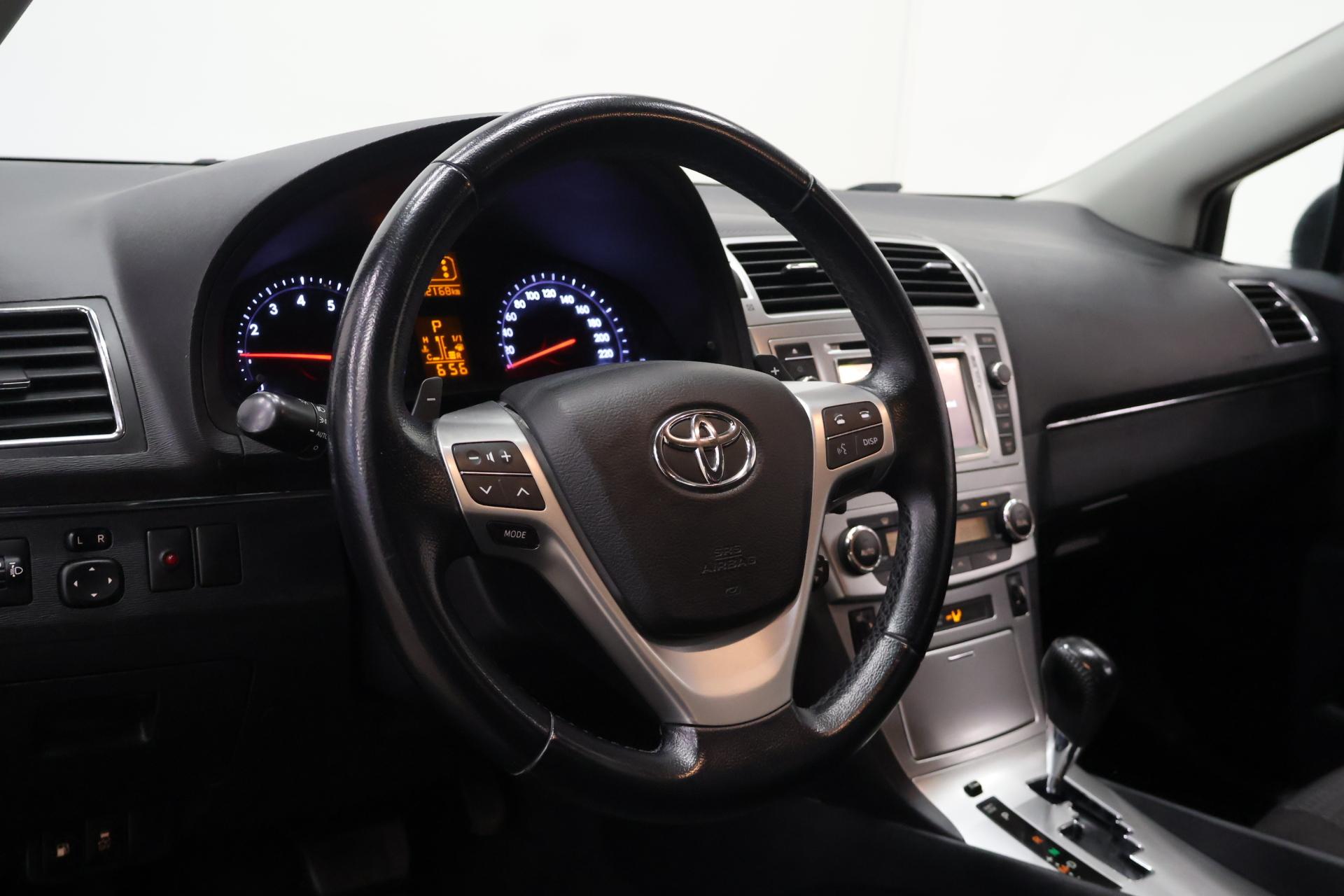 TOYOTA Avensis 2012