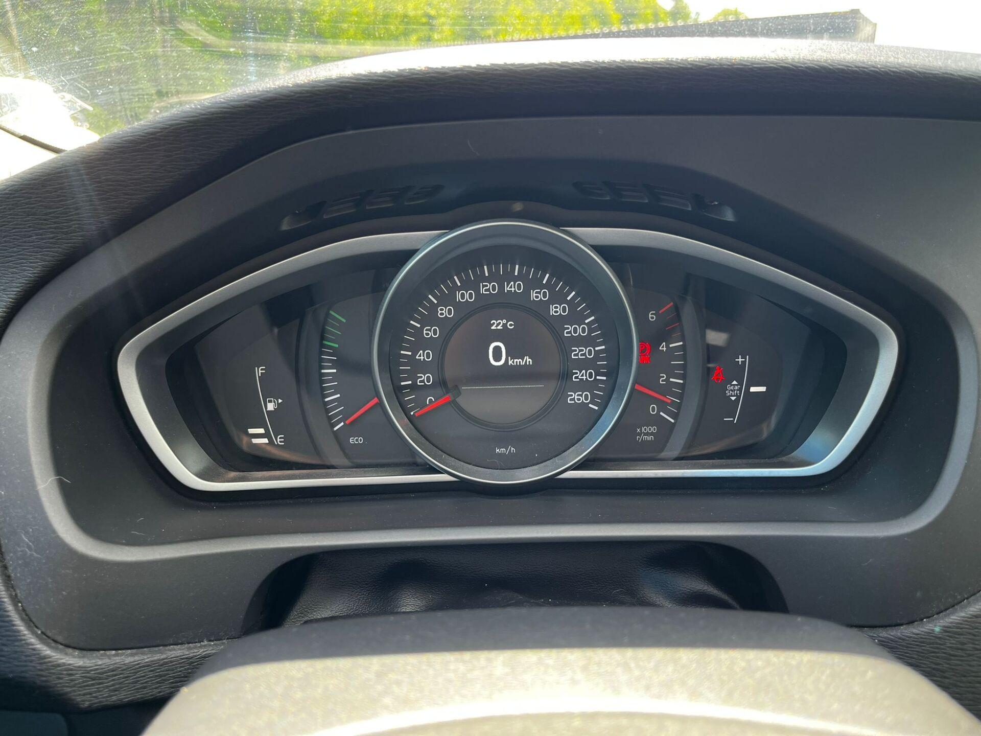 VOLVO V40 2014