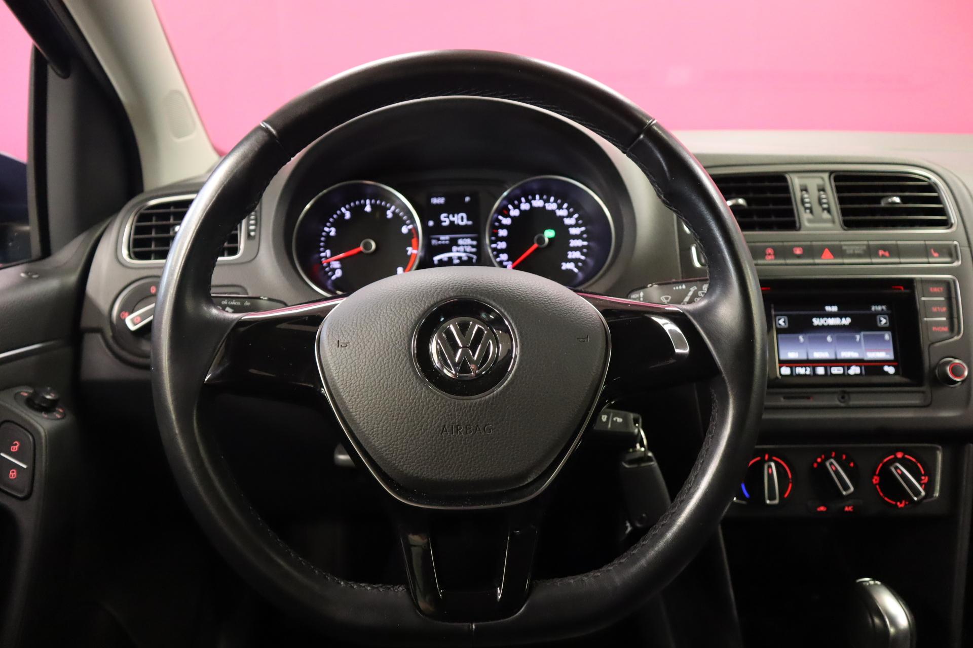 VOLKSWAGEN Polo 2015