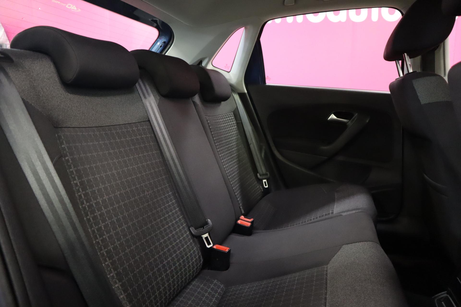 VOLKSWAGEN Polo 2015