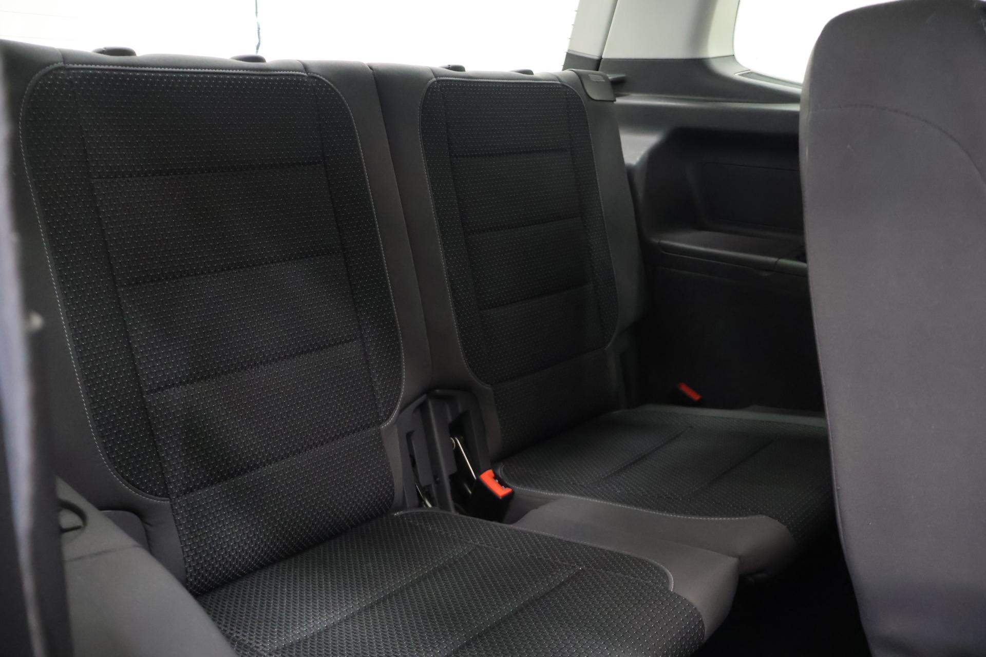 VOLKSWAGEN Touran 2012