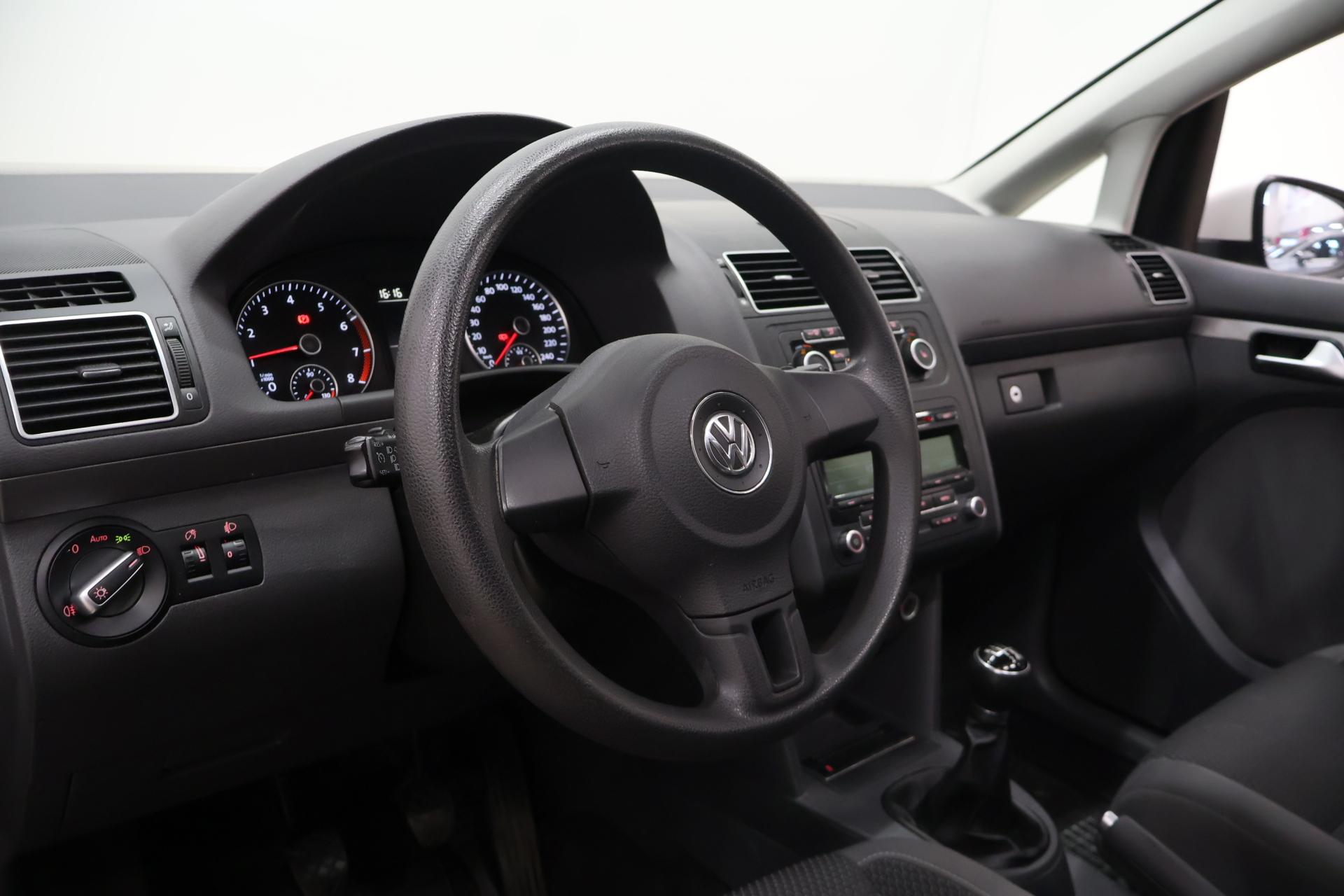 VOLKSWAGEN Touran 2012