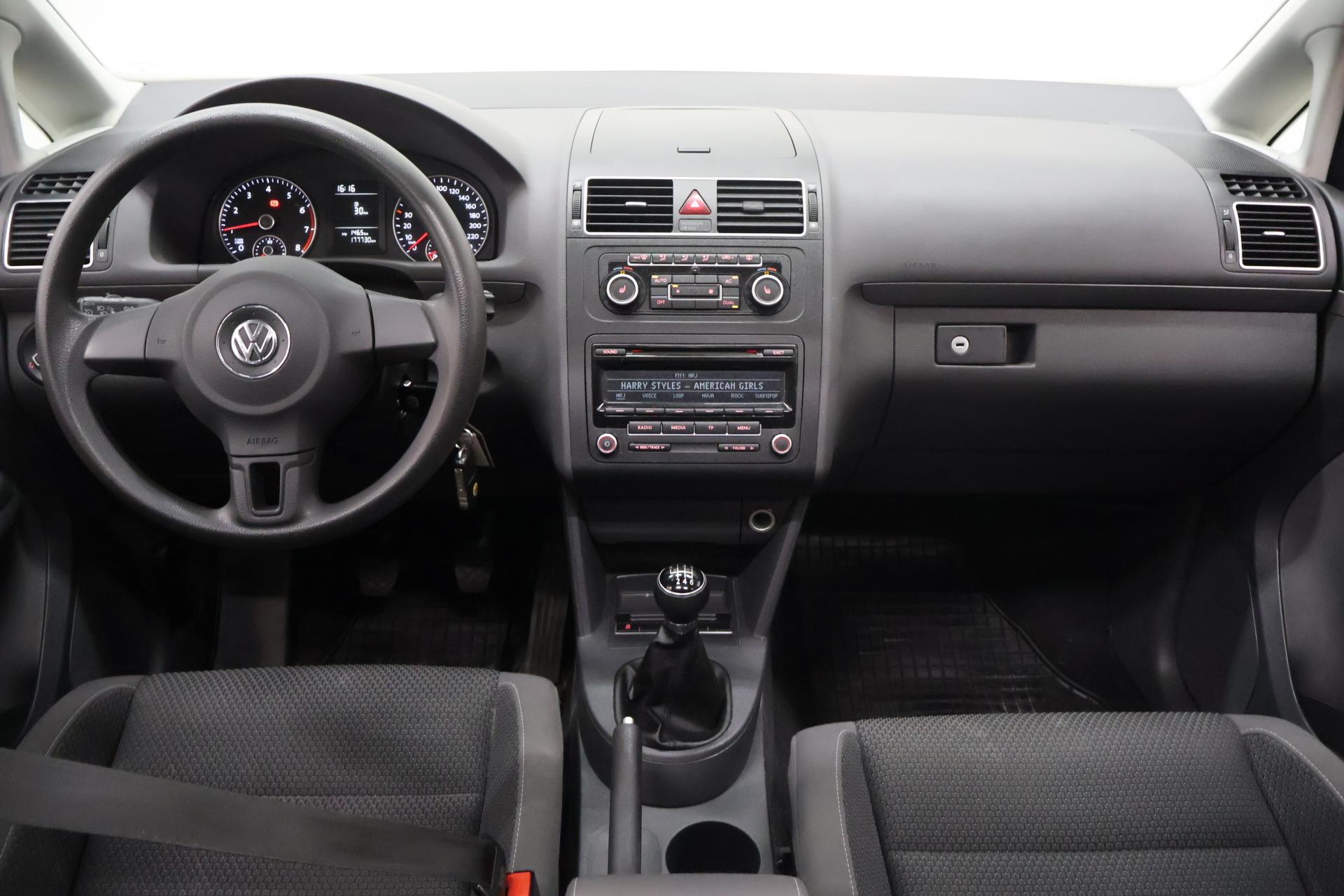 VOLKSWAGEN Touran 2012