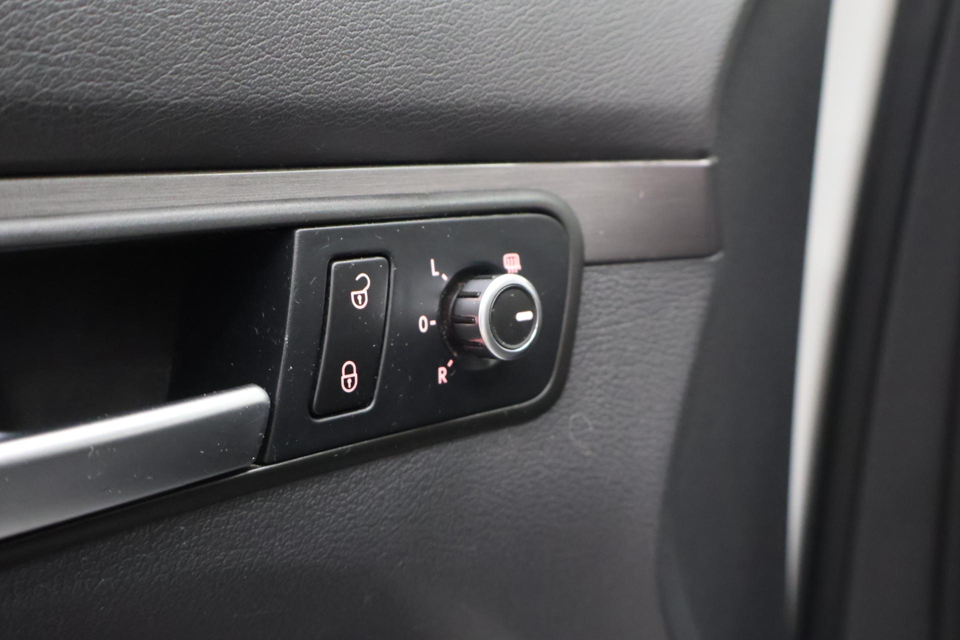 VOLKSWAGEN Touran 2012