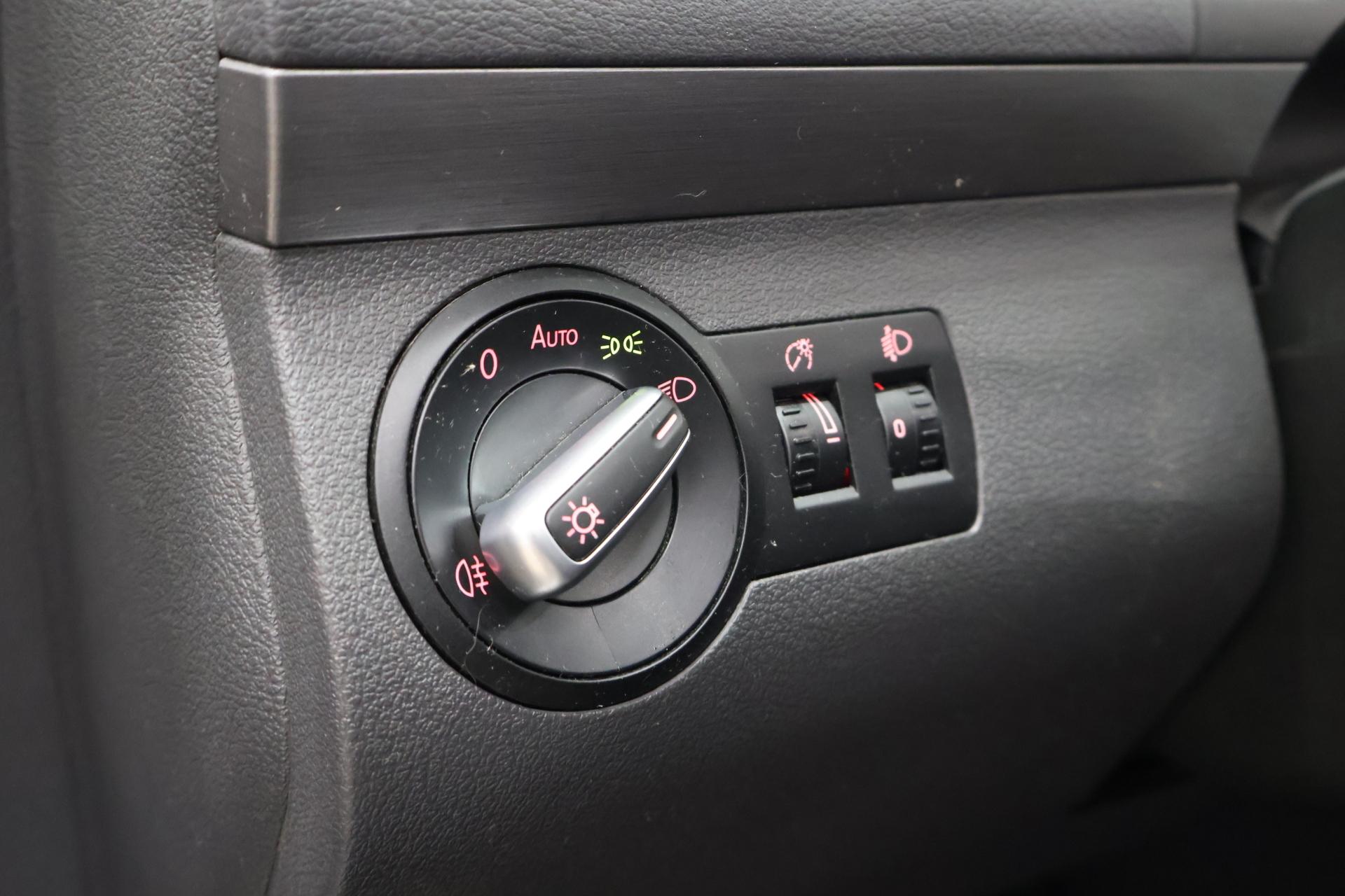 VOLKSWAGEN Touran 2012