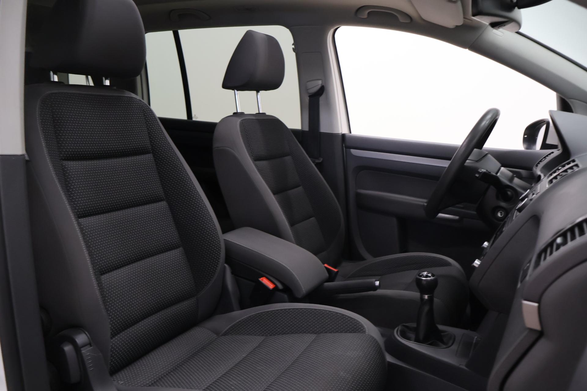 VOLKSWAGEN Touran 2012