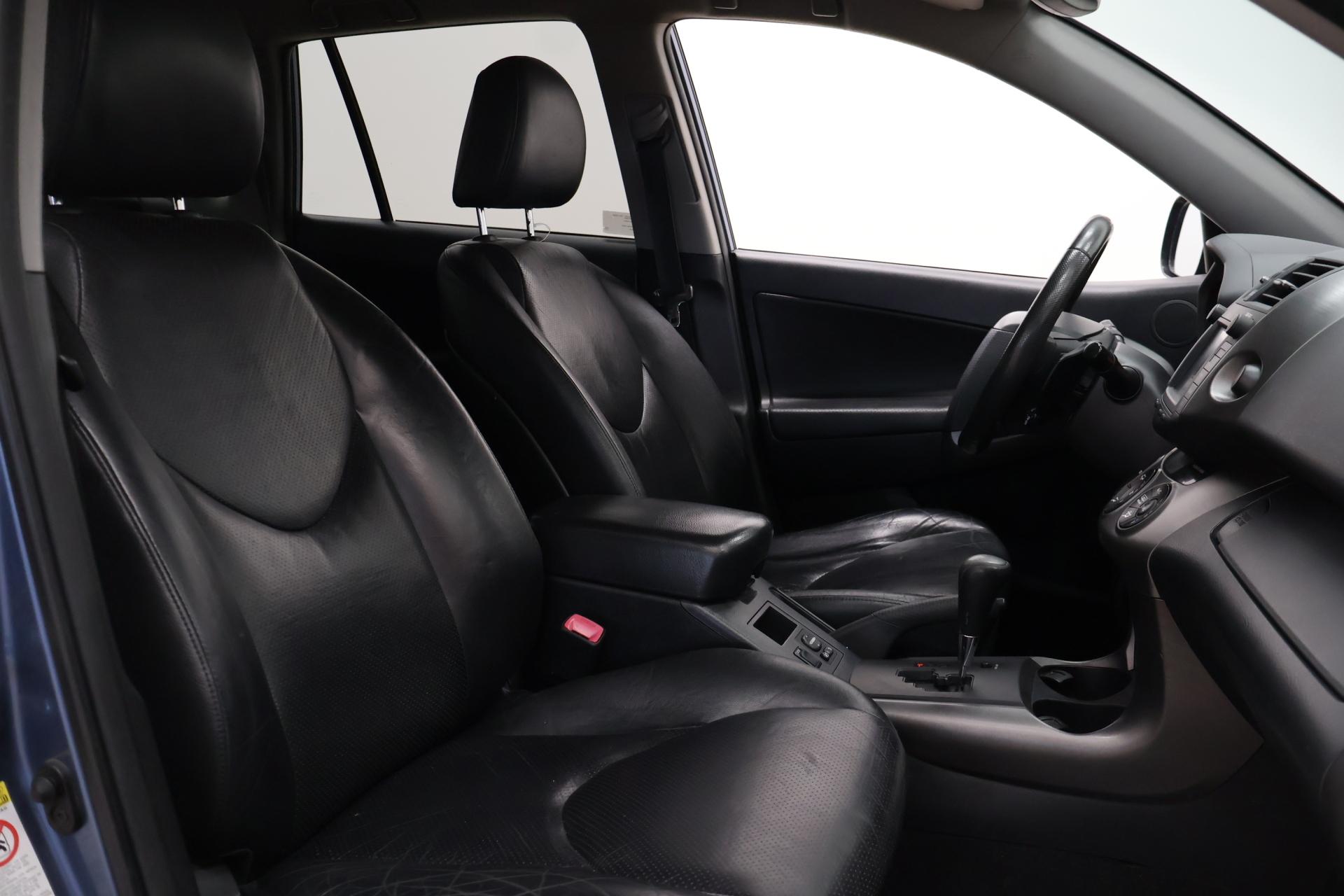 TOYOTA RAV4 8