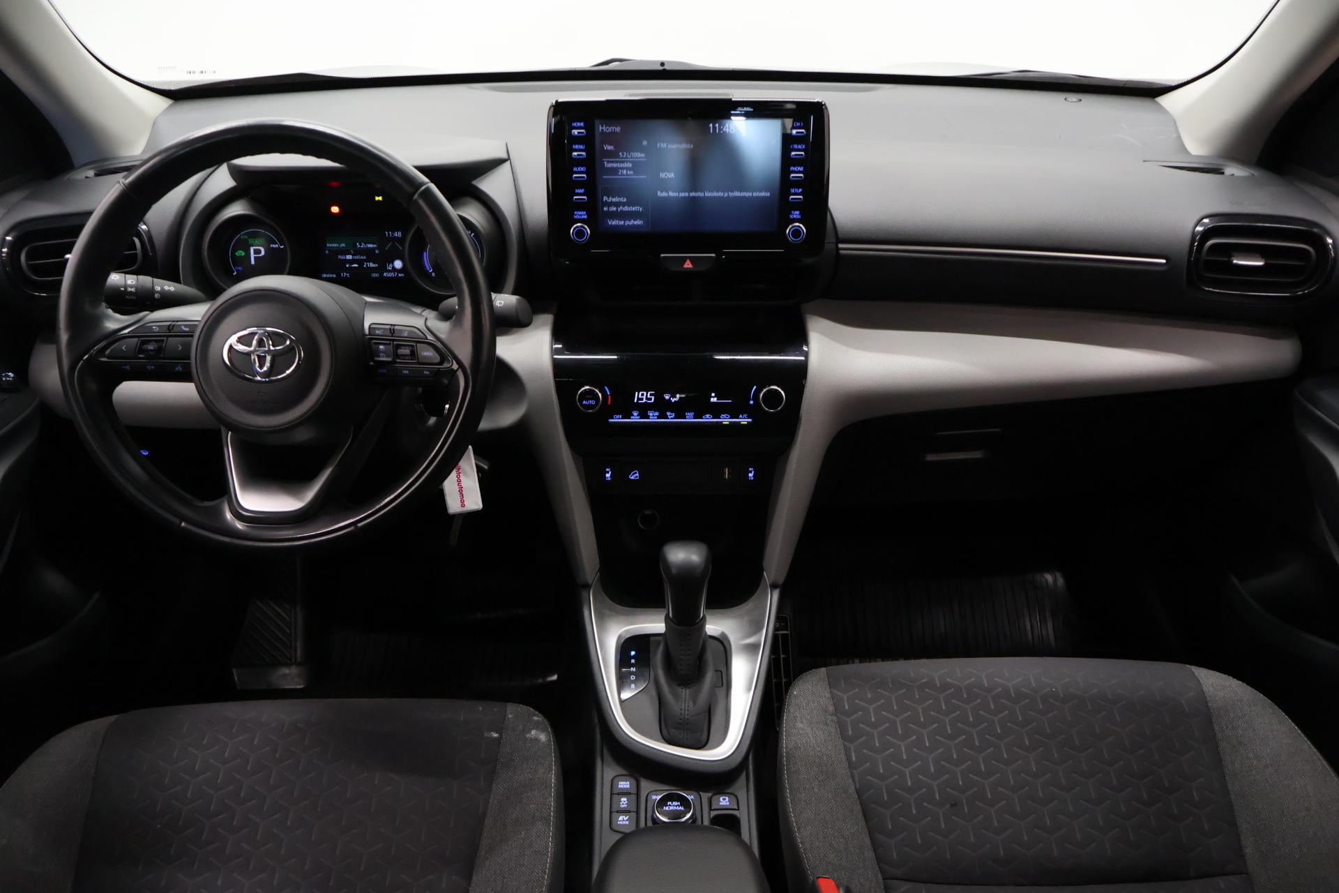 TOYOTA Yaris Cross 12