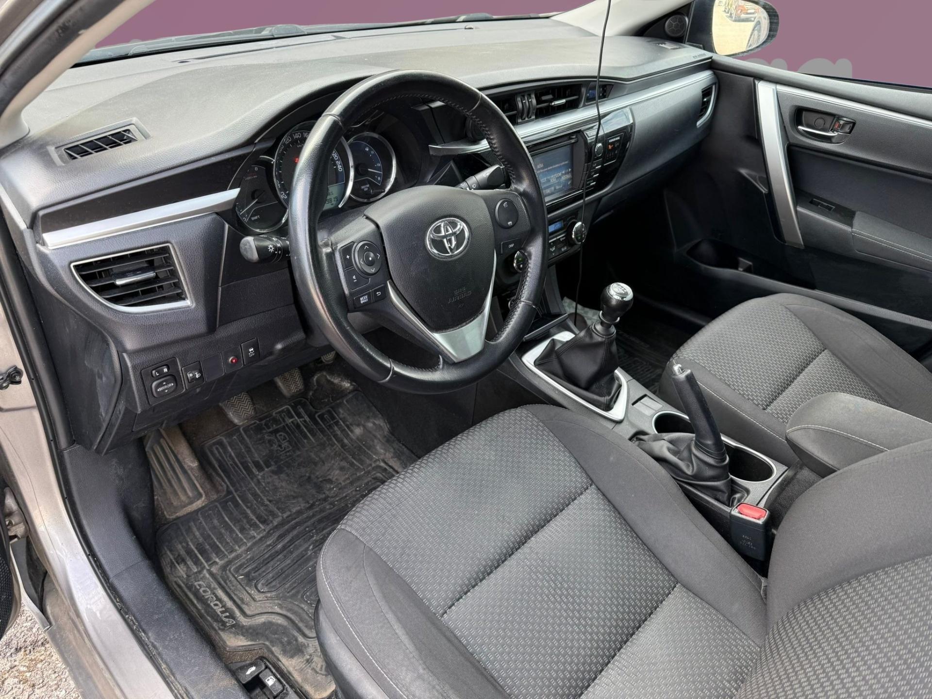 TOYOTA Corolla 2015