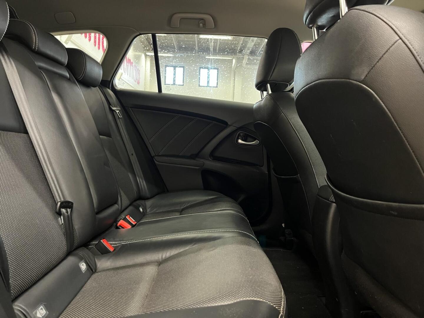 TOYOTA Avensis 2015