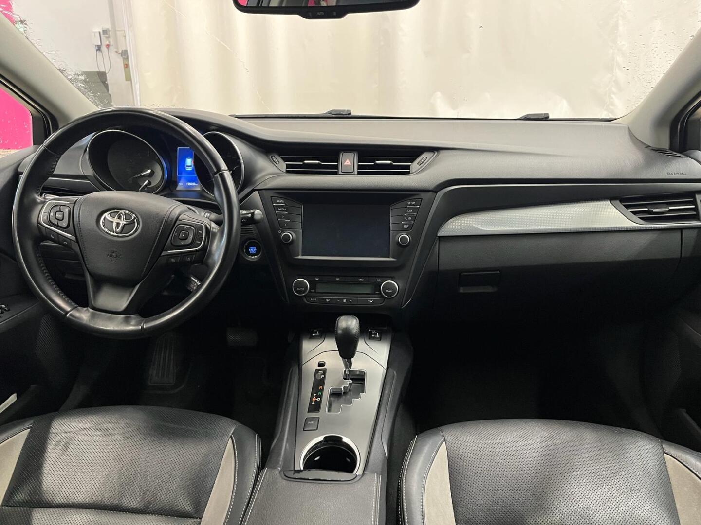 TOYOTA Avensis 2015