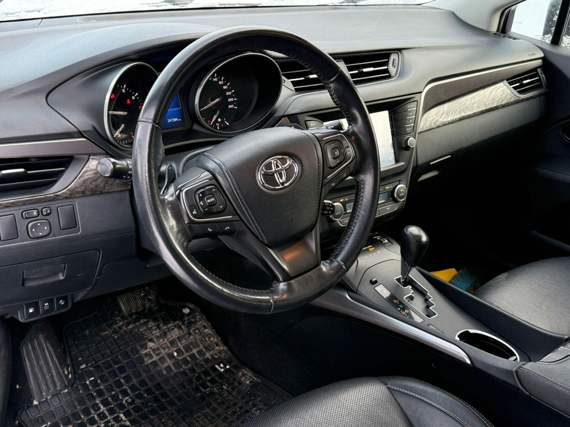 TOYOTA Avensis 2016