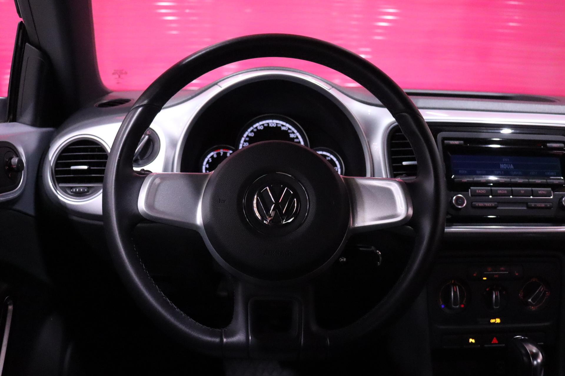 VOLKSWAGEN Beetle 2013