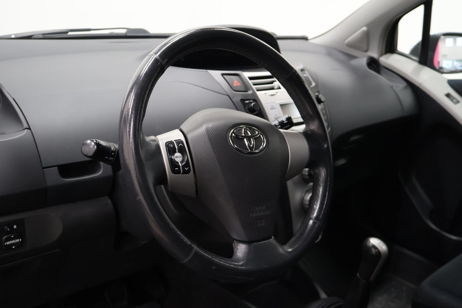 TOYOTA Yaris 2006