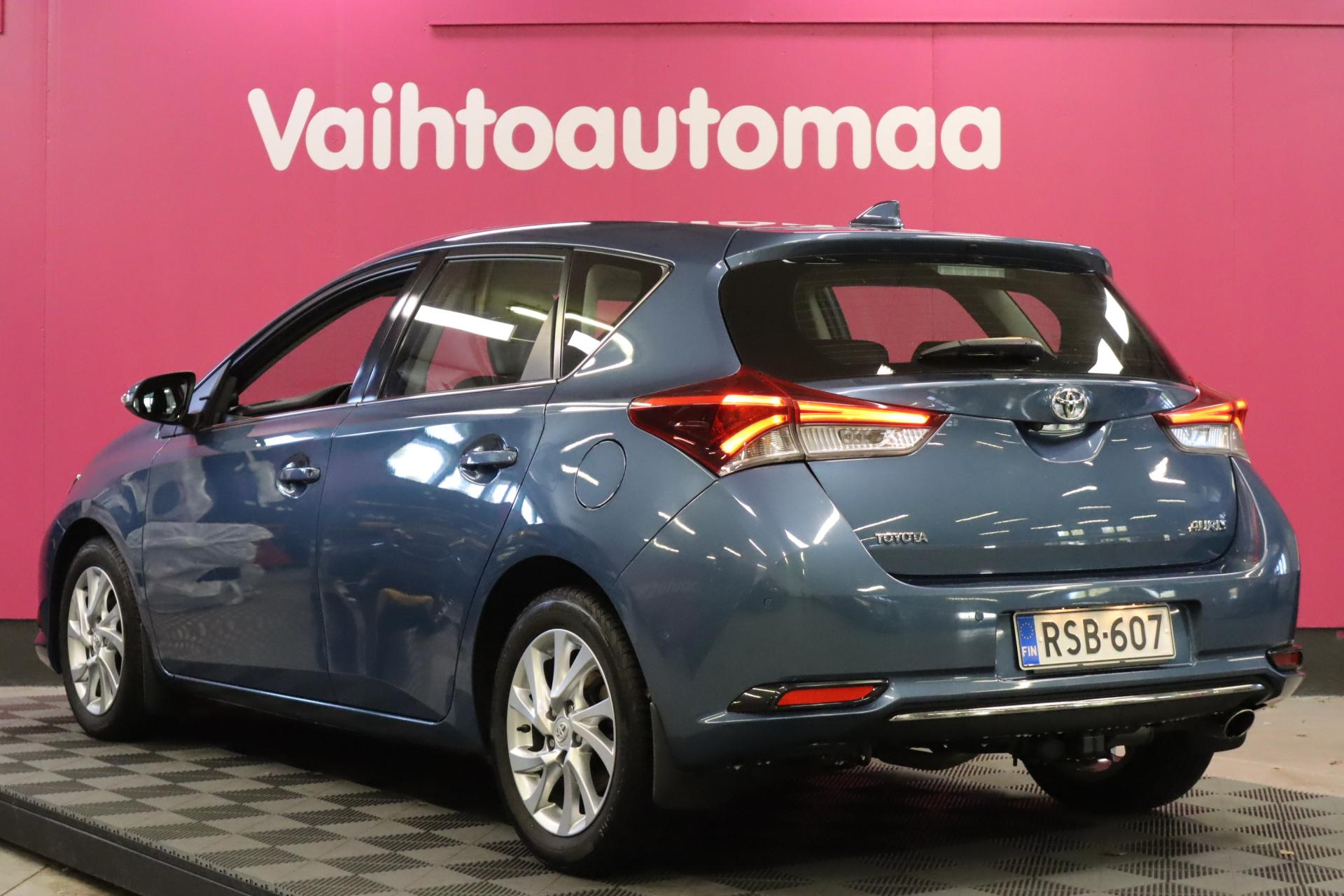 TOYOTA Auris 2015