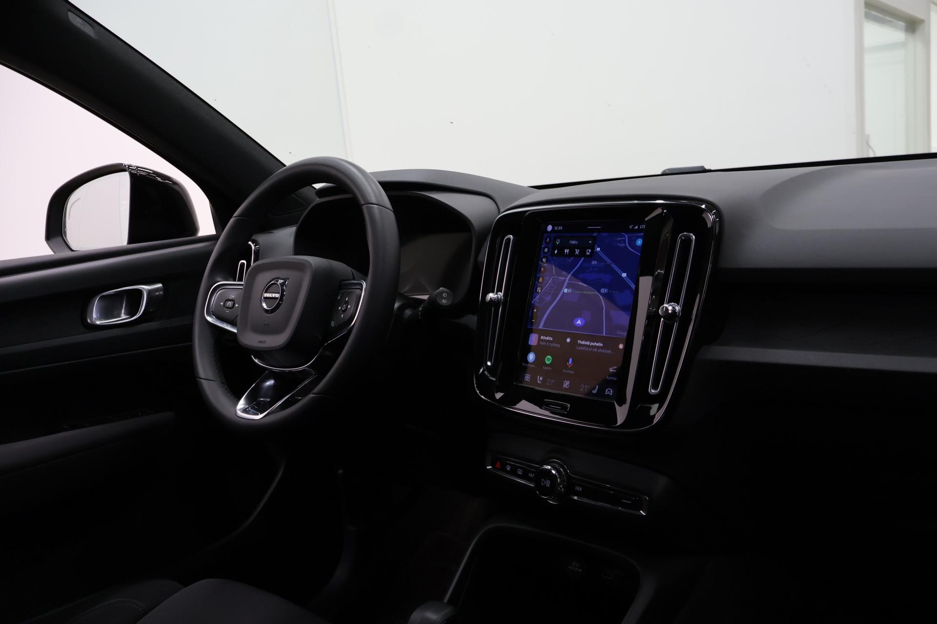 VOLVO XC40 2023