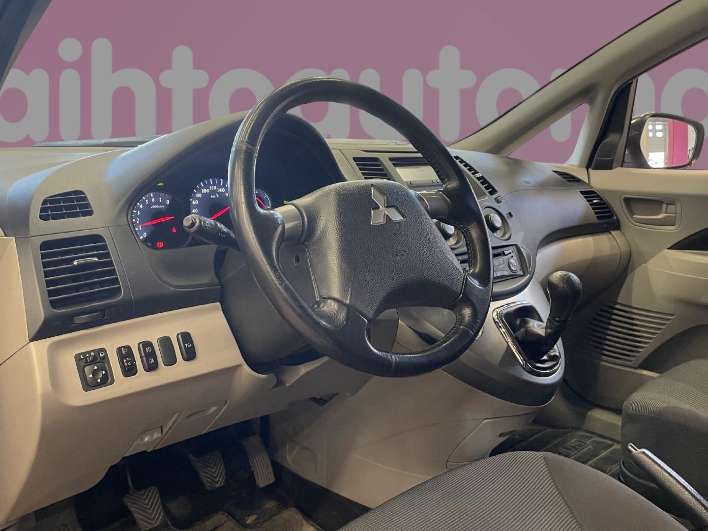 MITSUBISHI Grandis 2006