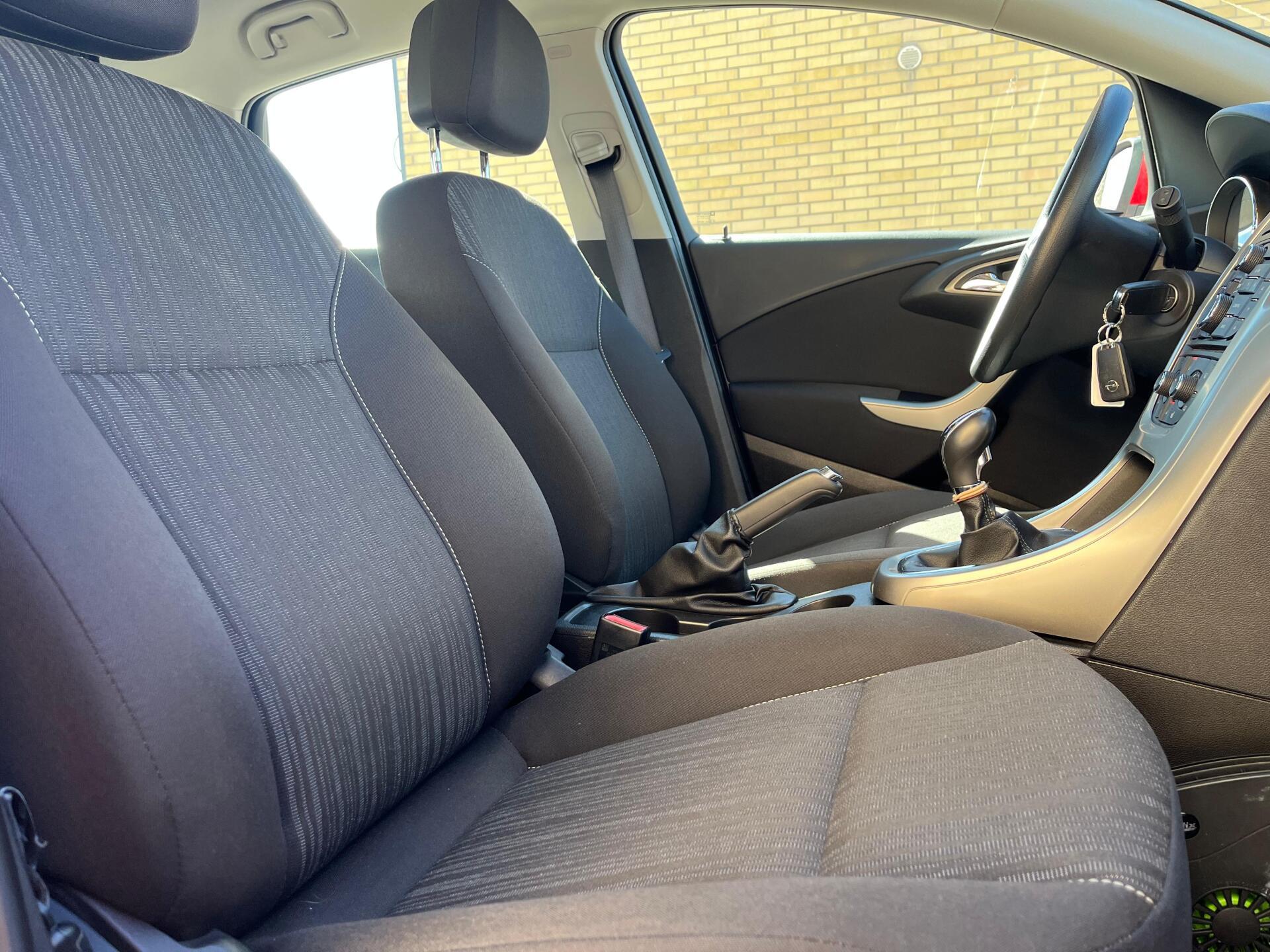 OPEL Astra 2011